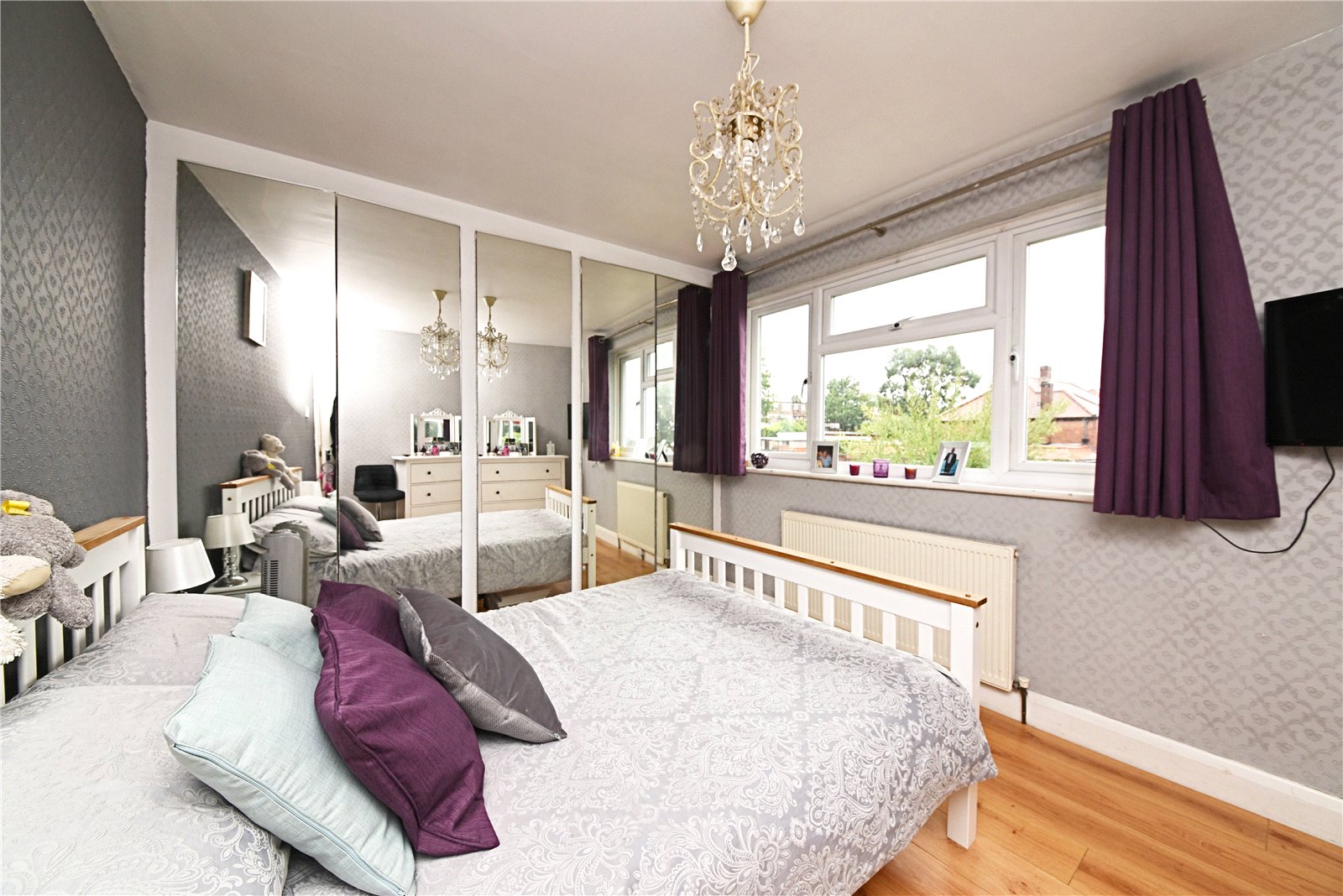 2 bed ground floor maisonette for sale in Prince George Avenue, Oakwood 1