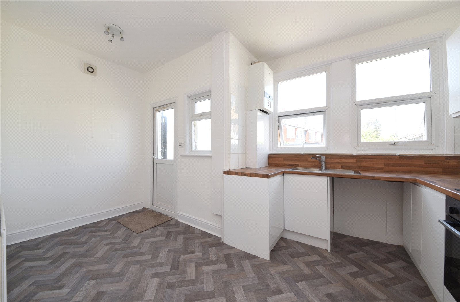 3 bed end of terrace house for sale in Bush Hill Park, Enfield 6