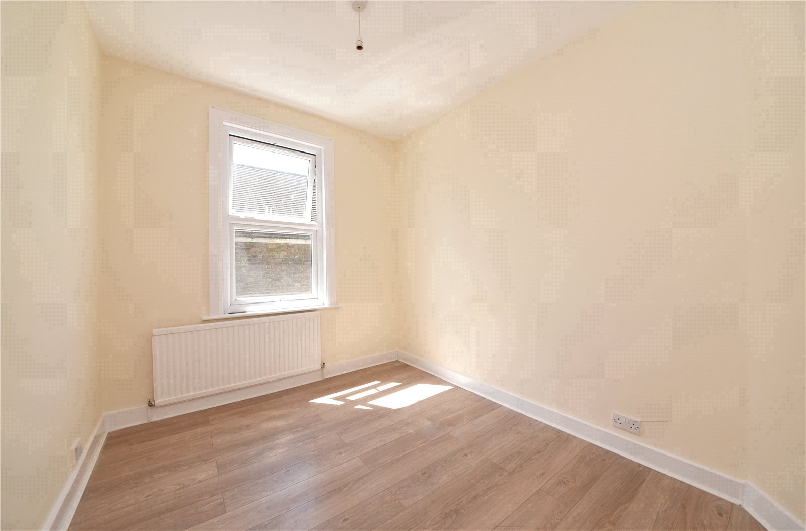 3 bed end of terrace house for sale in Bush Hill Park, Enfield 9
