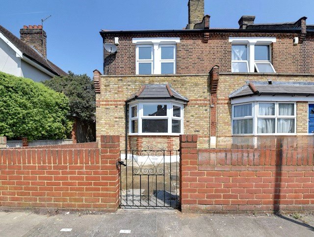 3 bed end of terrace house for sale in Bush Hill Park, Enfield 10