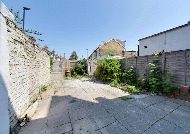 3 bed end of terrace house for sale in Bush Hill Park, Enfield 5