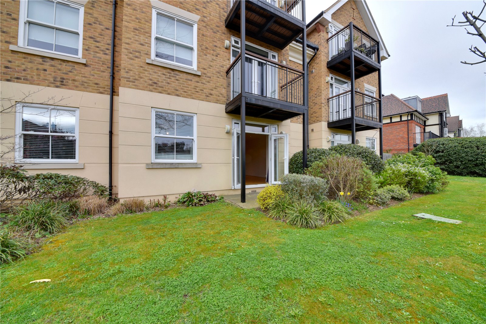 2 bed ground floor flat for sale in Mill Hill East 6
