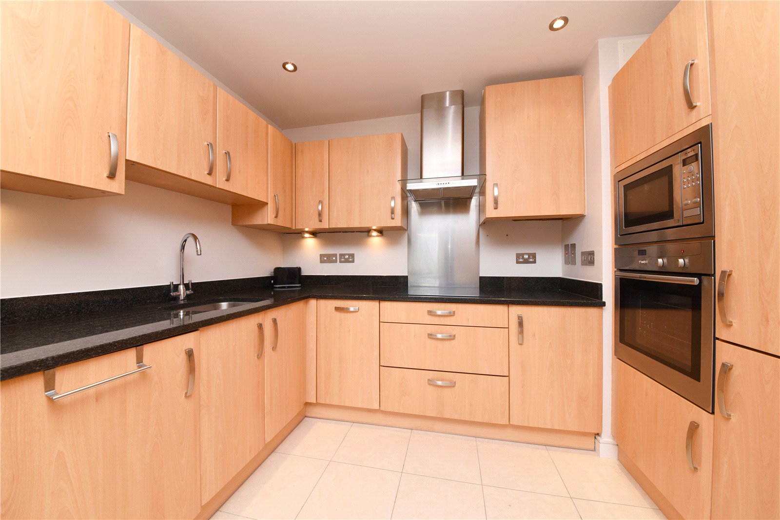 2 bed ground floor flat for sale in Mill Hill East 2