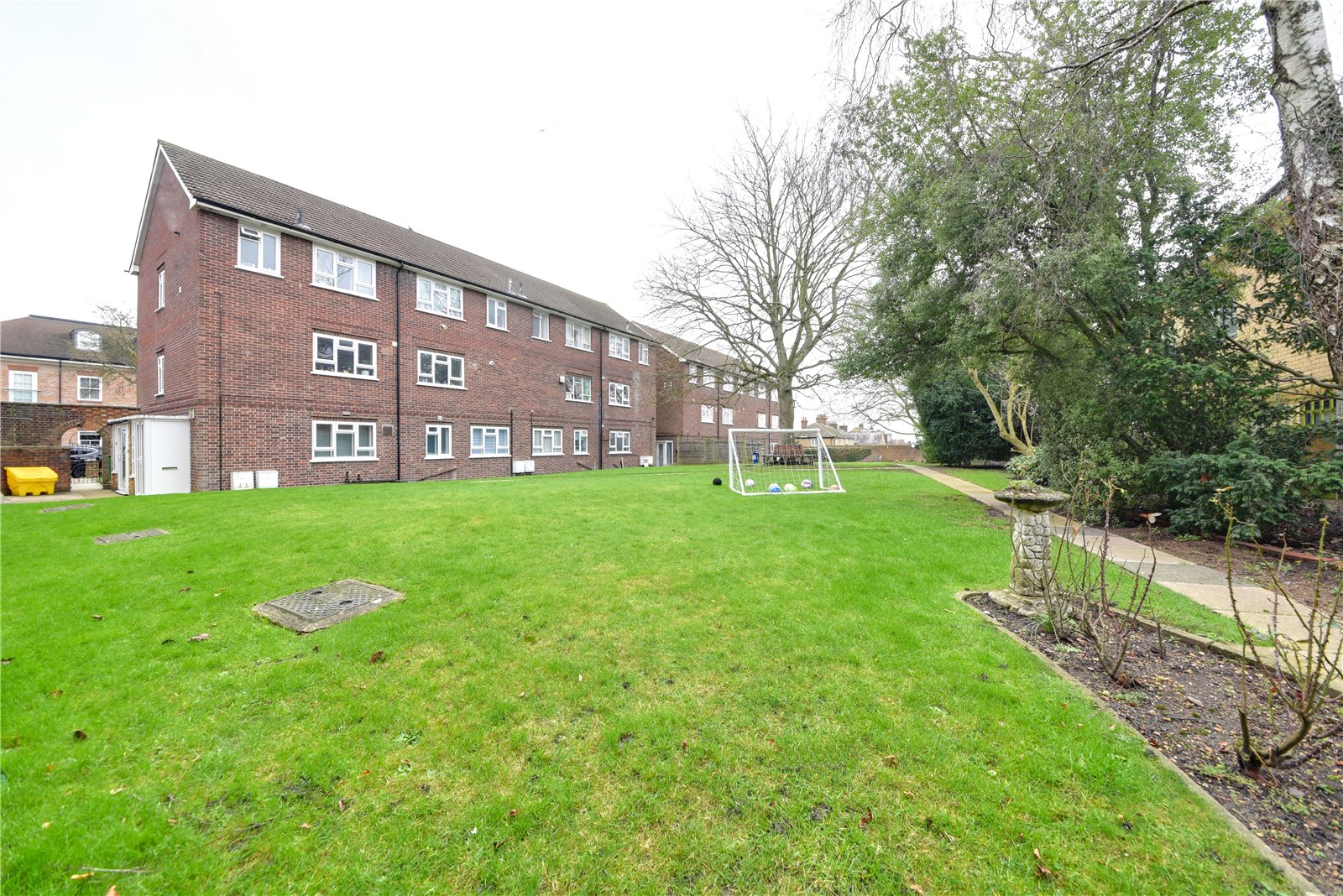 2 bed ground floor maisonette to rent in High Street, Bushey 3