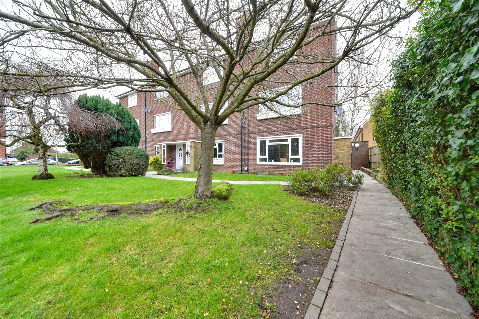 2 bed ground floor maisonette to rent in High Street, Bushey 4