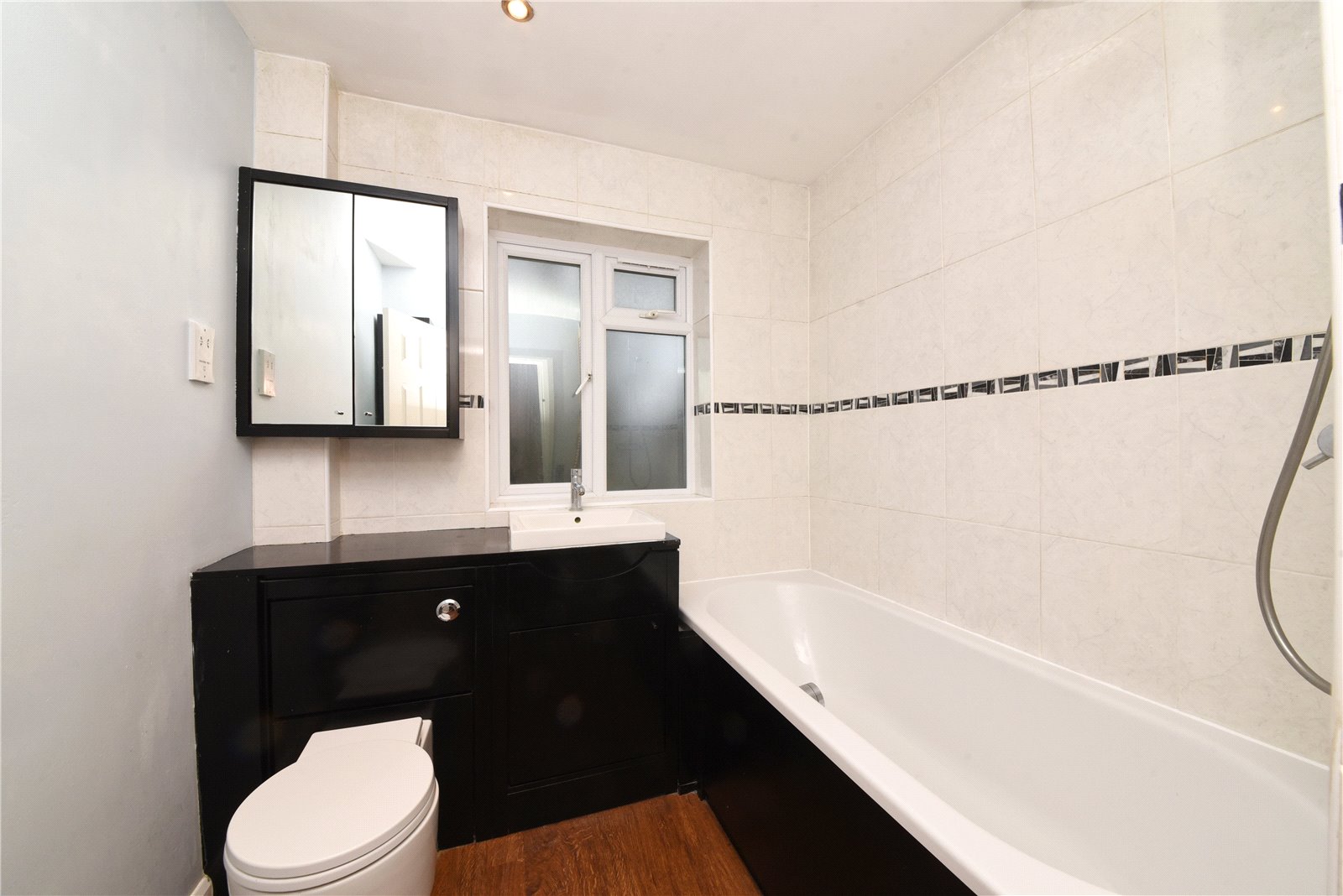 2 bed ground floor maisonette to rent in High Street, Bushey 2