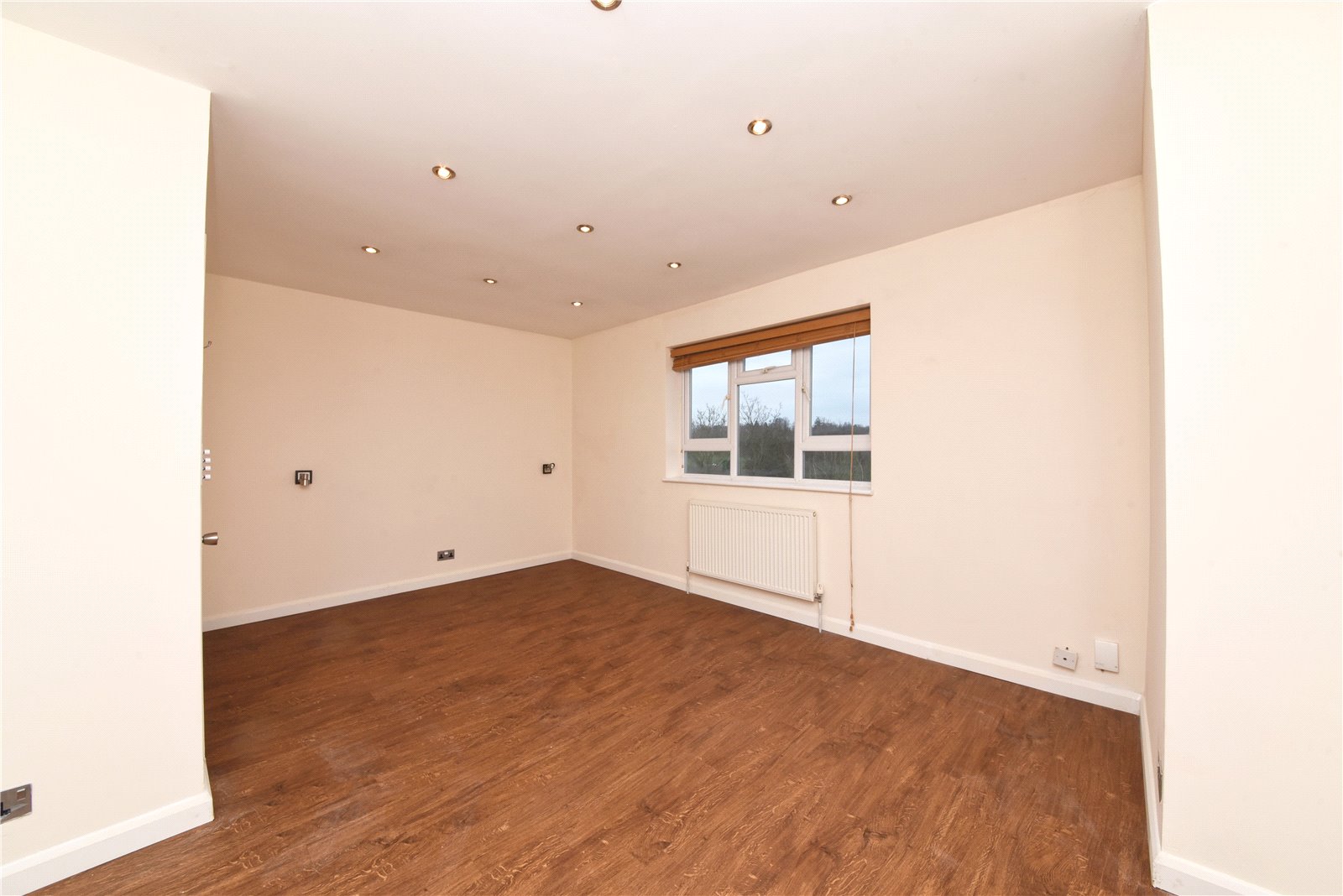 2 bed ground floor maisonette to rent in High Street, Bushey 8