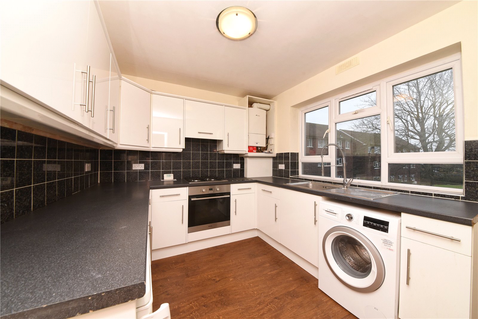 2 bed ground floor maisonette to rent in High Street, Bushey 1