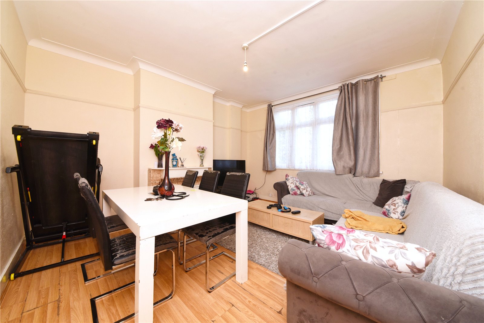 3 bed terraced house for sale in Winchmore Hill 2