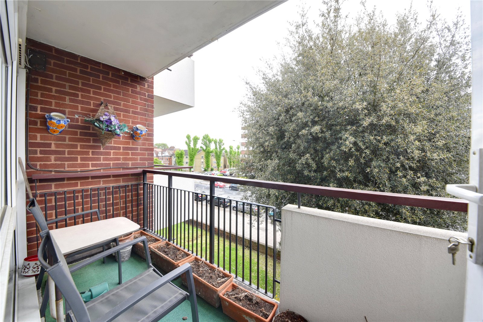3 bed apartment for sale in Ballards Lane, Finchley 3
