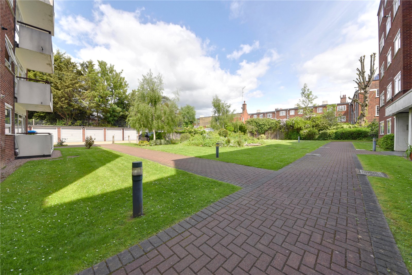 3 bed apartment for sale in Ballards Lane, Finchley 4