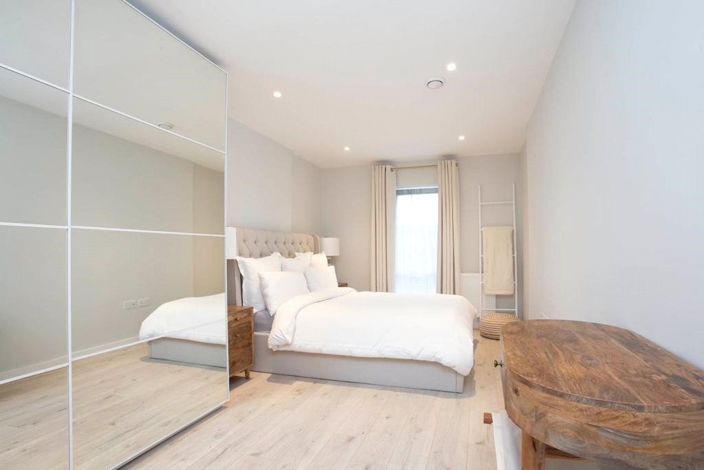 3 bed apartment for sale in Wilkinson Close, London 4