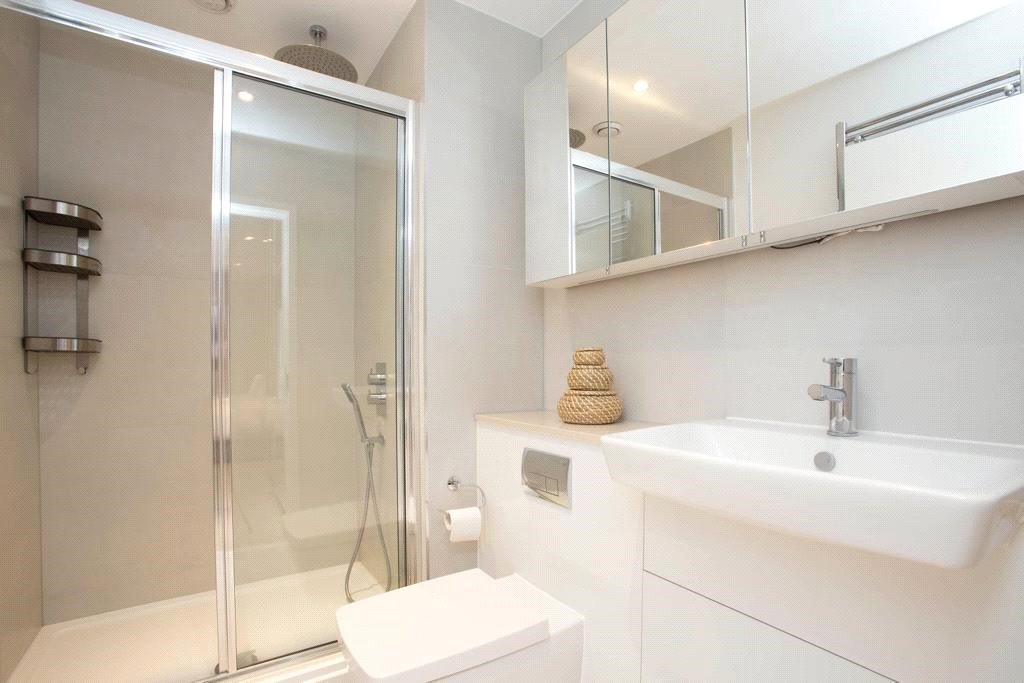3 bed apartment for sale in Wilkinson Close, London 5