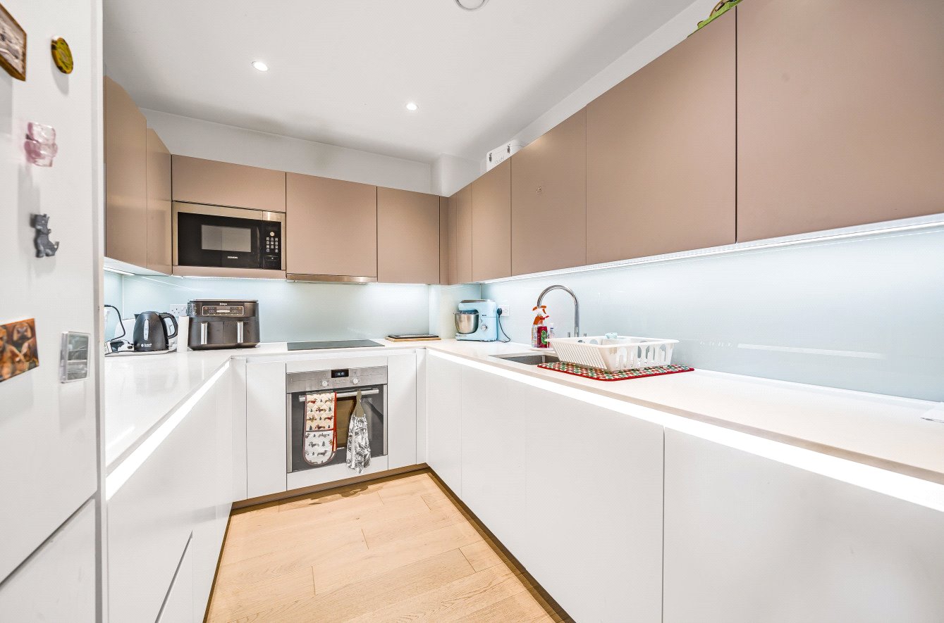 3 bed apartment for sale in Wilkinson Close, London 1