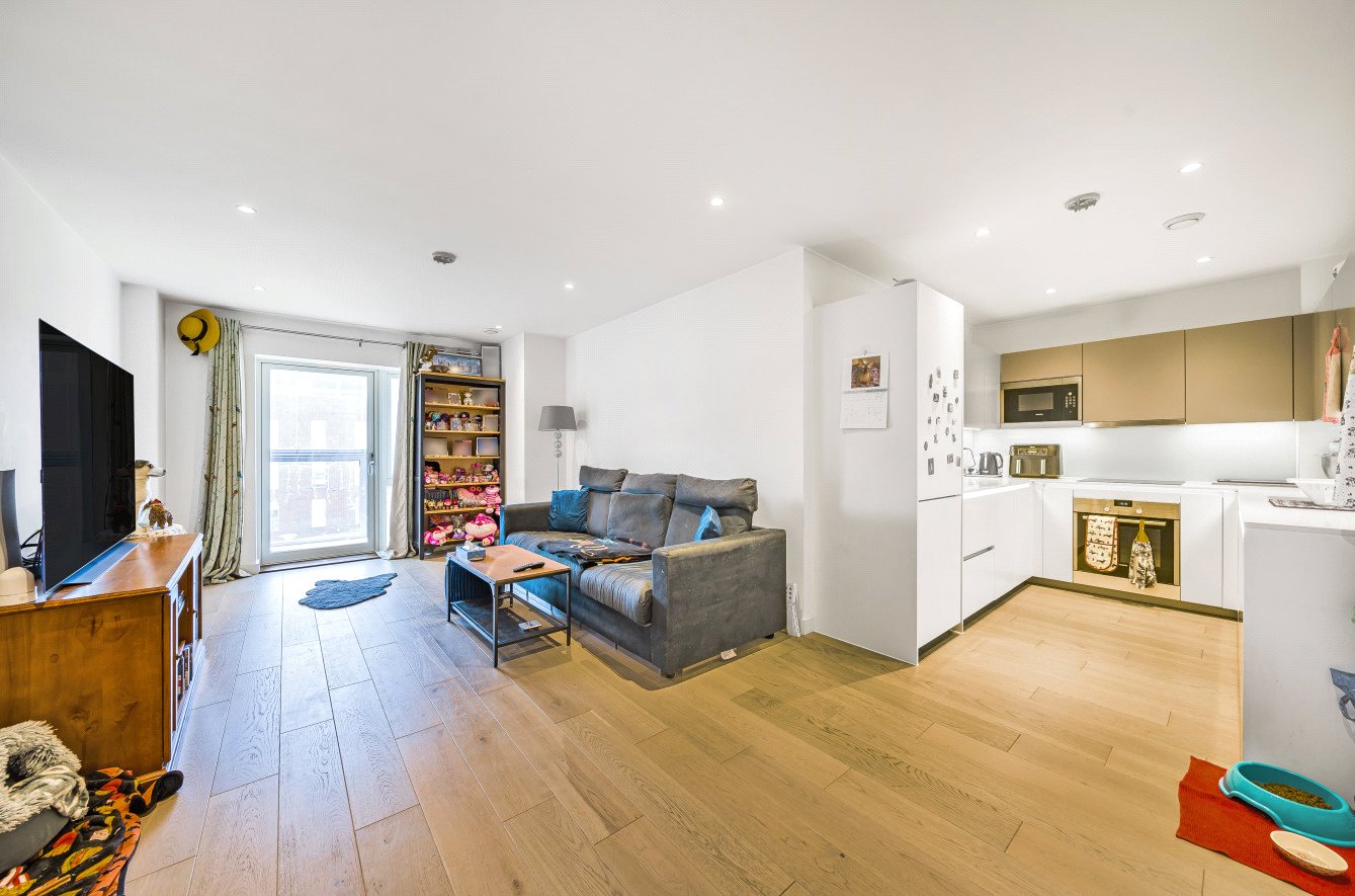 3 bed apartment for sale in Wilkinson Close, London 2