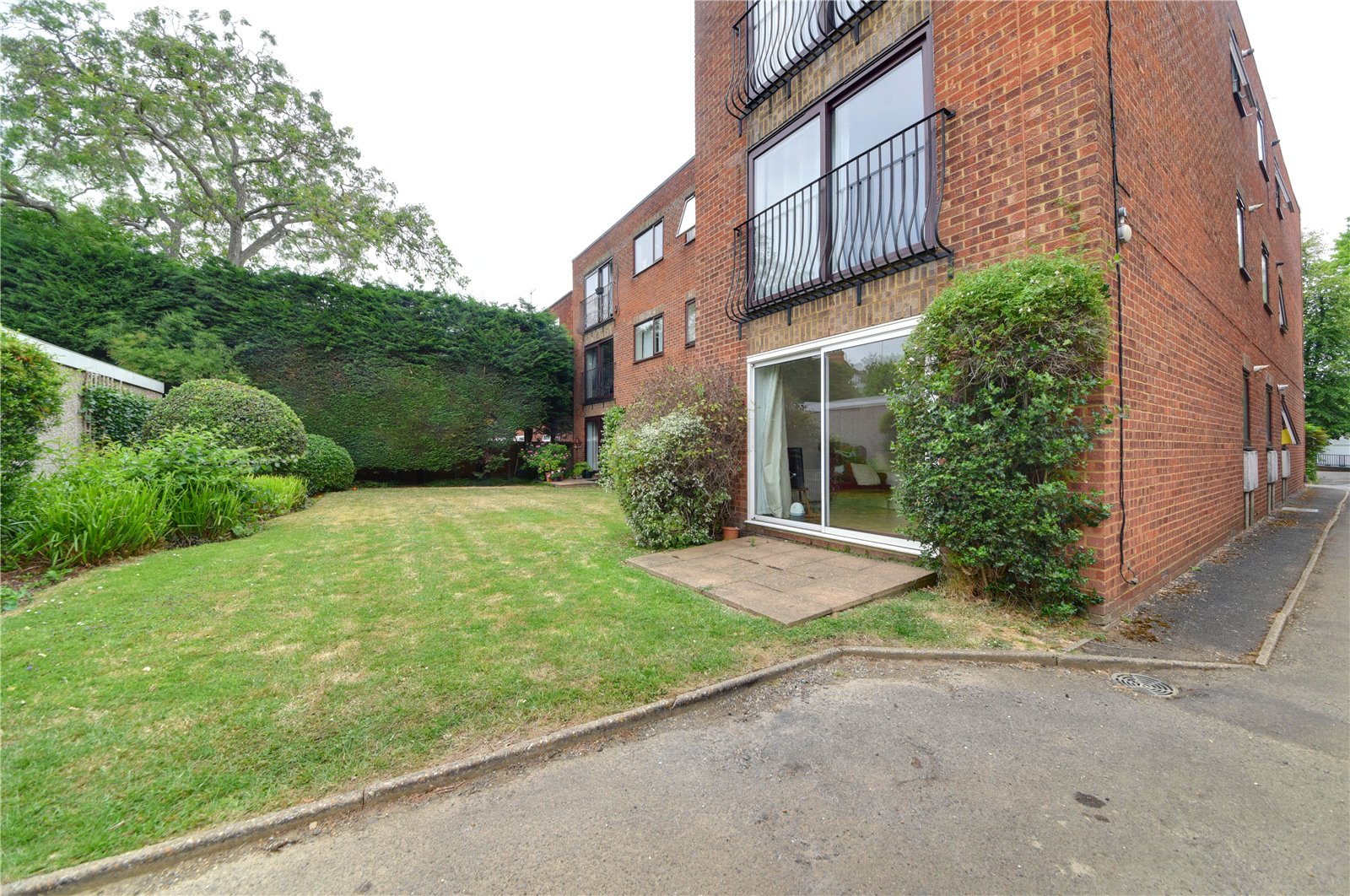 2 bed ground floor flat for sale in Bush Hill Park, Enfield 3