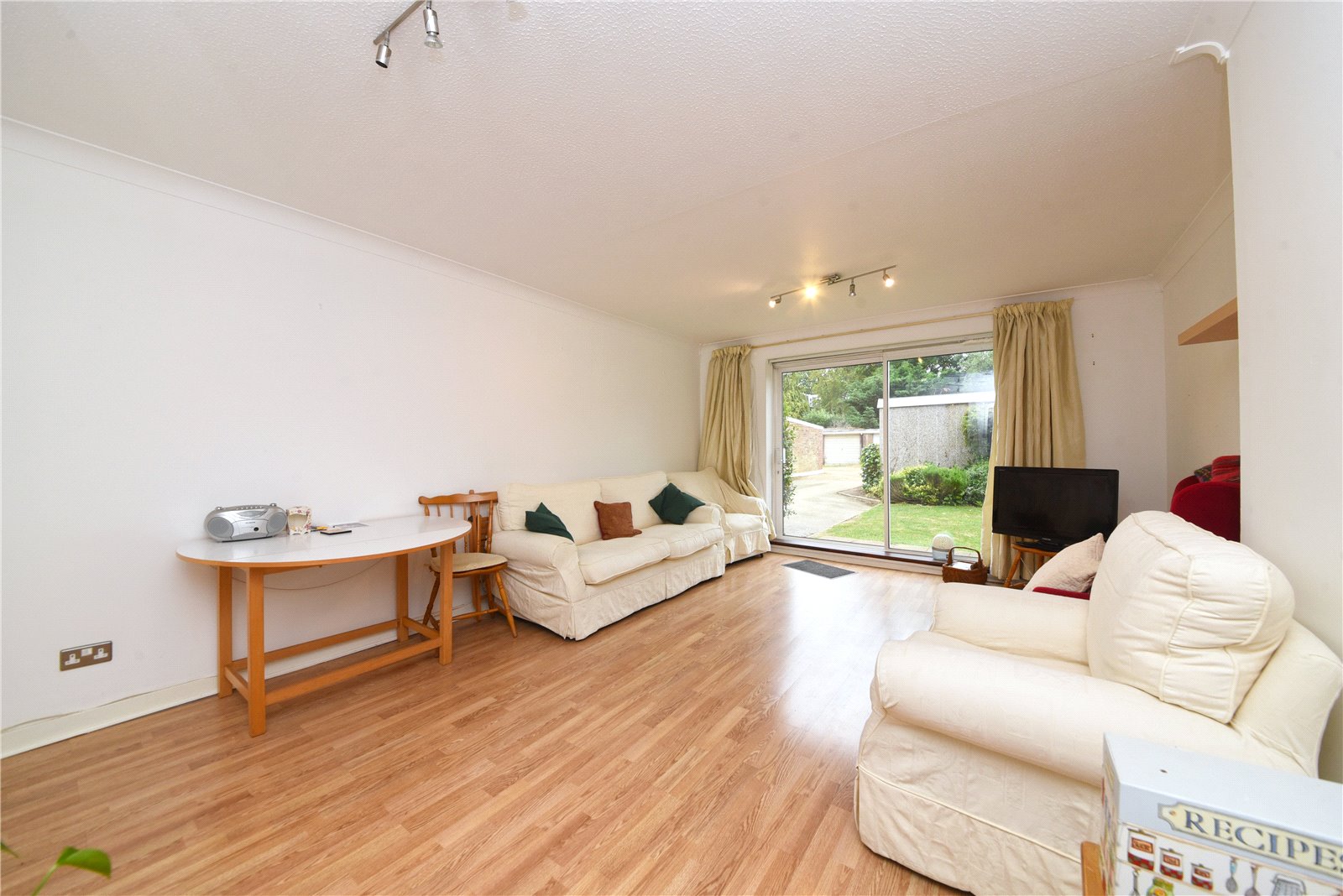 2 bed ground floor flat for sale in Bush Hill Park, Enfield 2