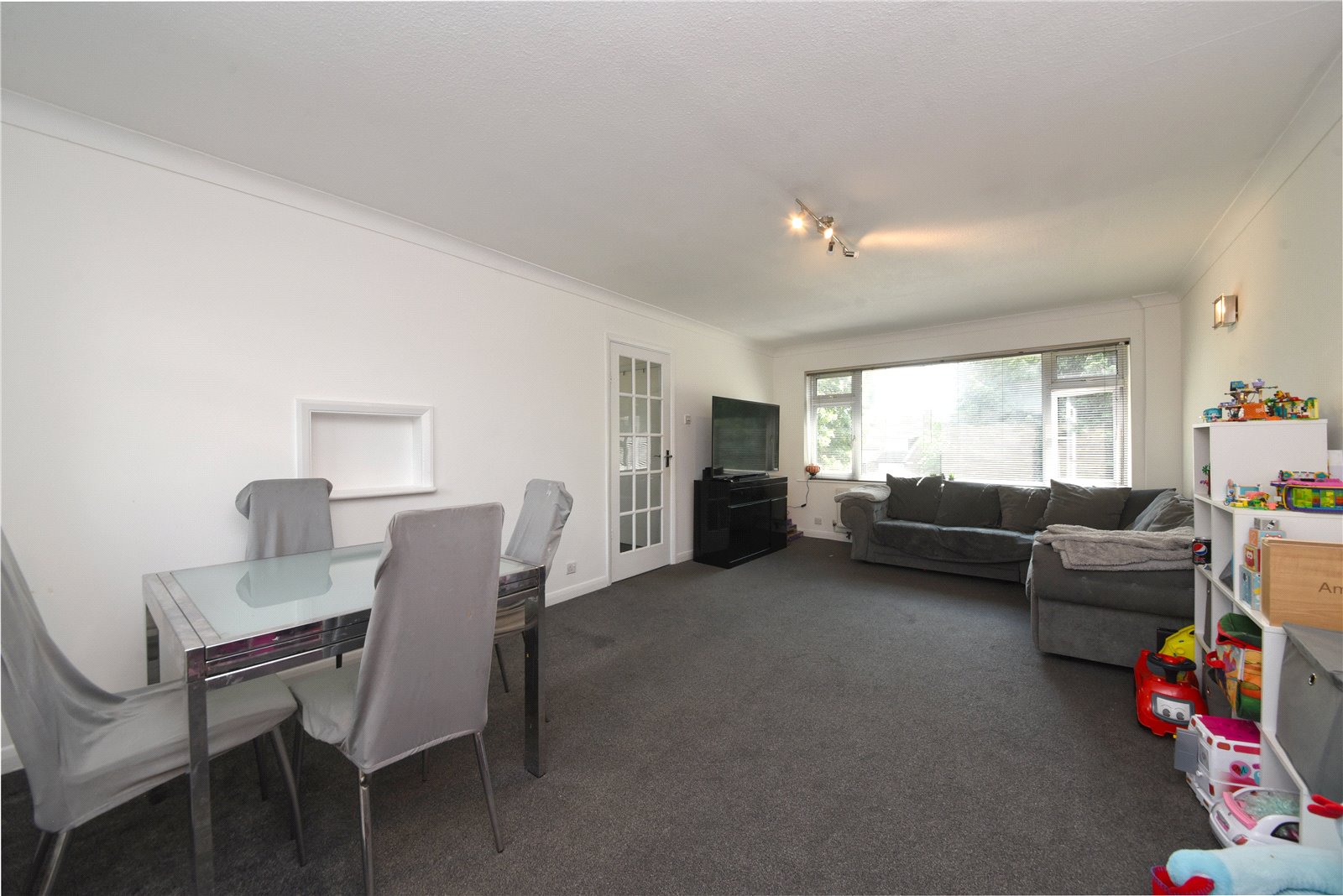 2 bed ground floor maisonette for sale in Red Road, Borehamwood 2