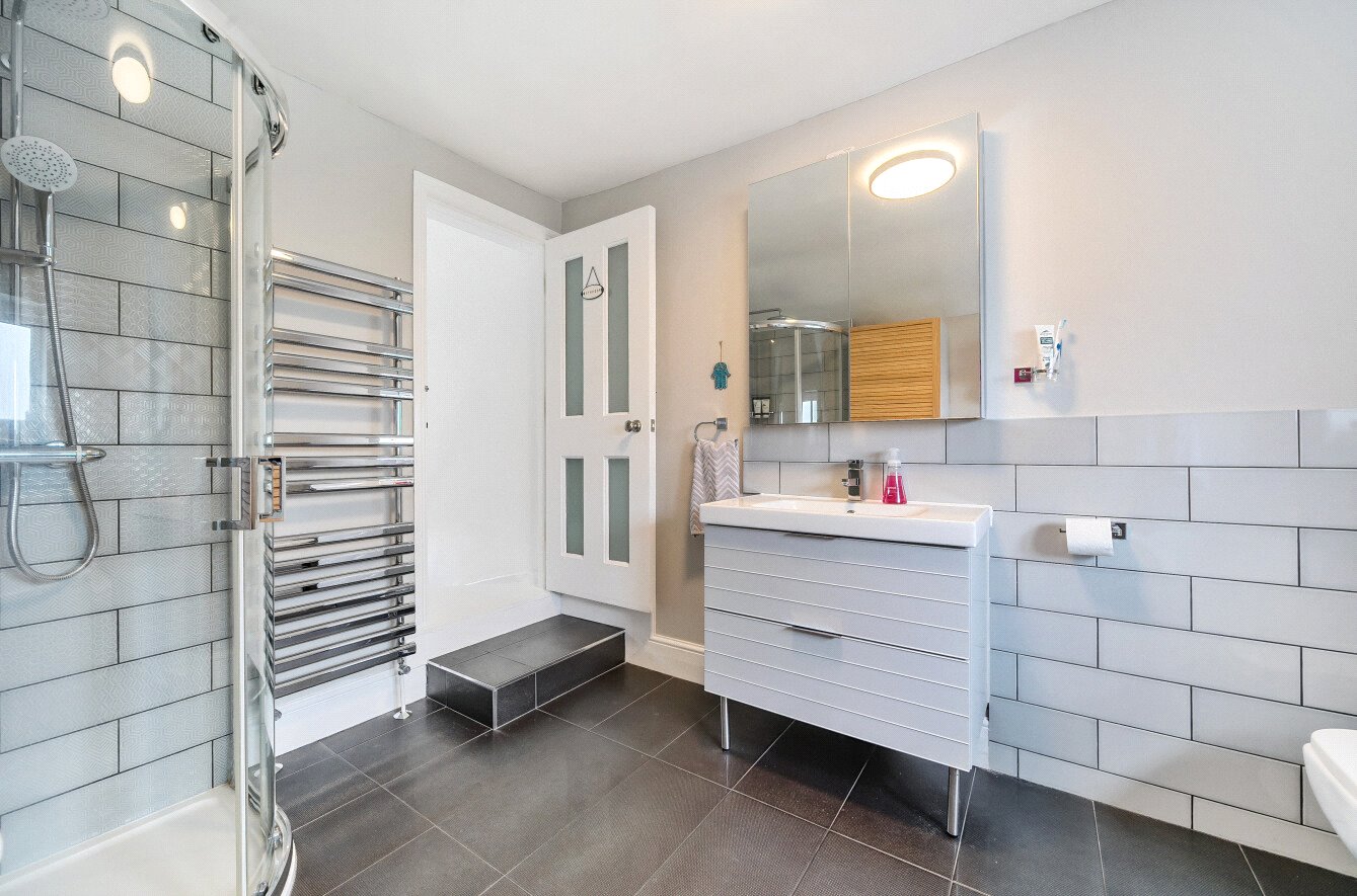 2 bed terraced house for sale in Bush Hill Park, Enfield 3