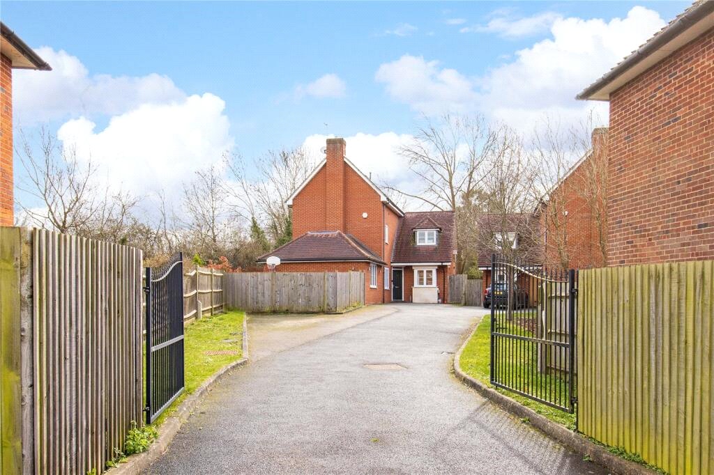 5 bed detached house for sale in Harcourt Road, Bushey 7