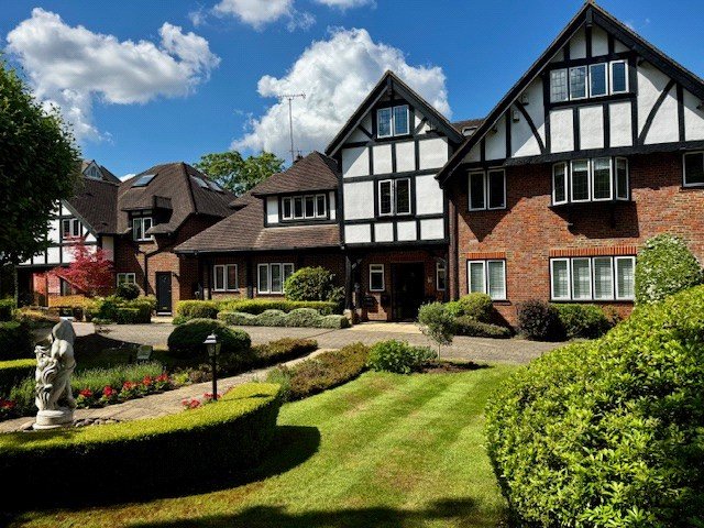 2 bed ground floor flat for sale in Cockfosters Road, Barnet, EN4