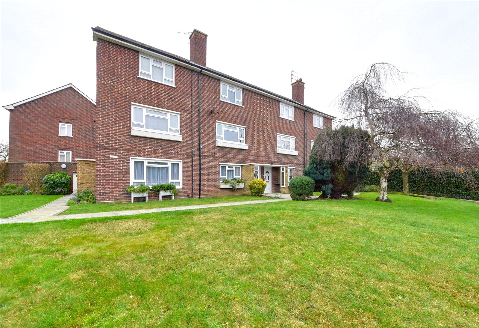 2 bed maisonette to rent in High Street, Bushey, WD23