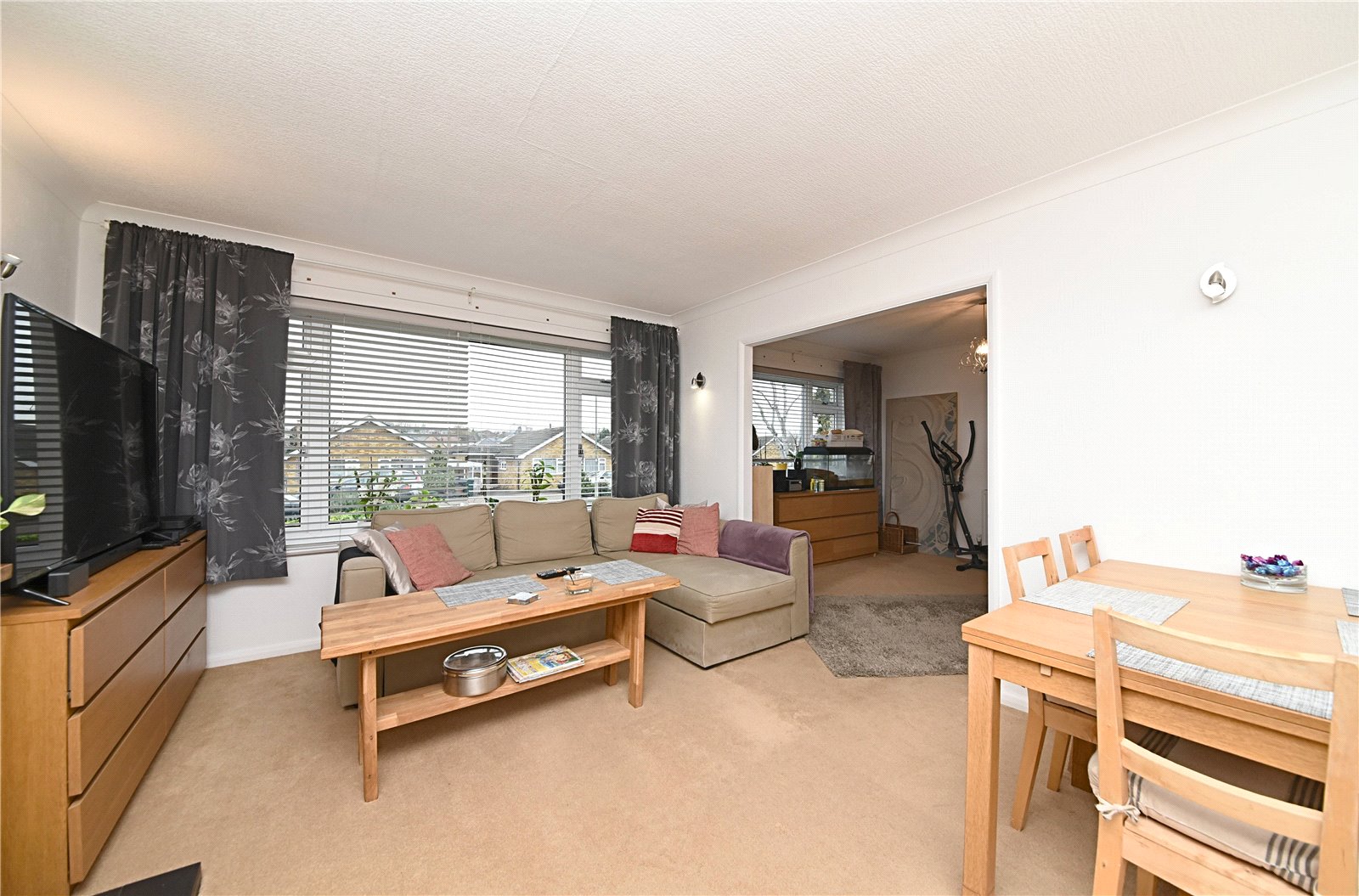 2 bed bungalow for sale in Silvercliffe Gardens, Barnet  - Property Image 5