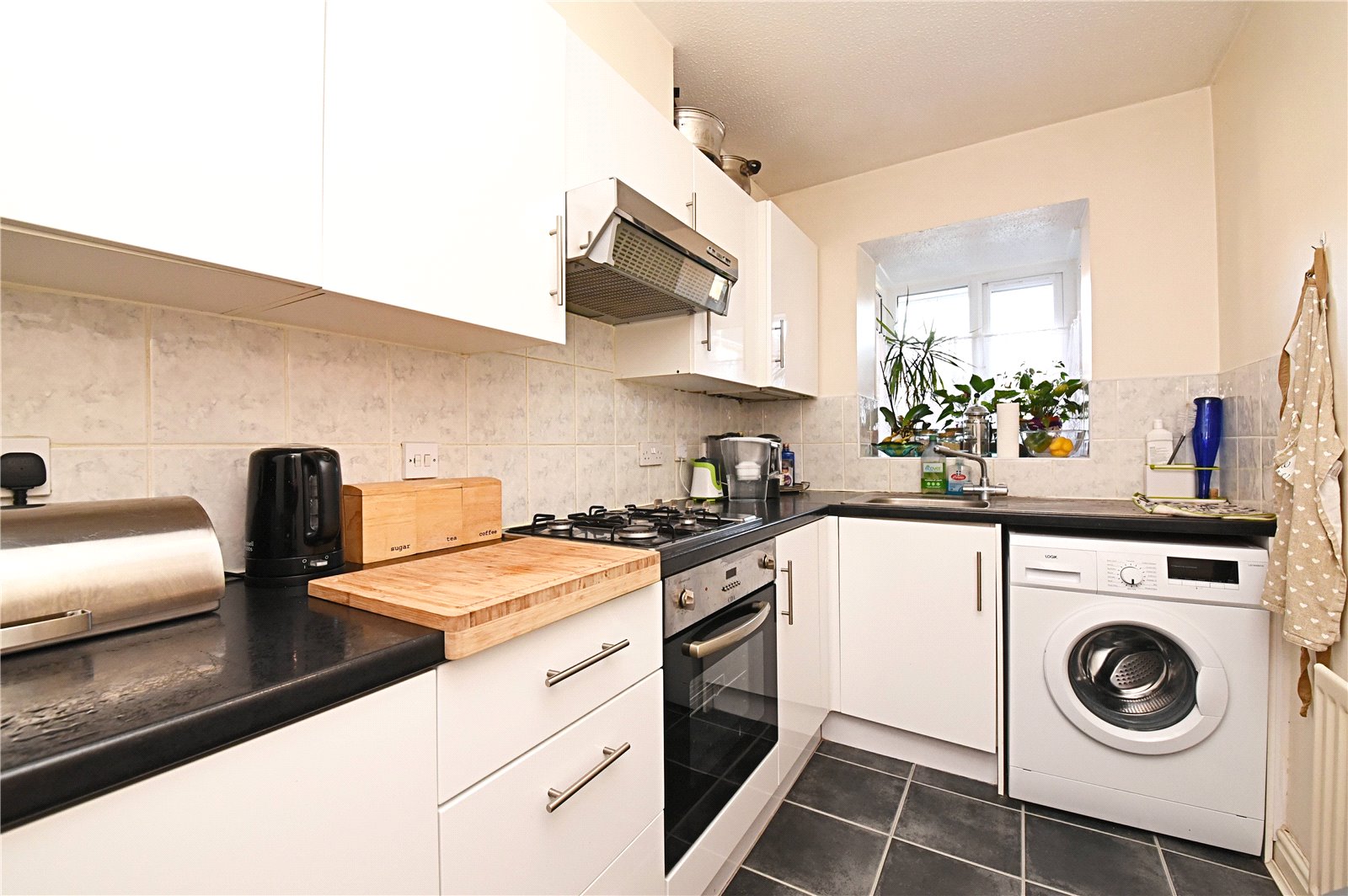 2 bed house to rent in Kingfisher Close, Harrow Weald  - Property Image 2
