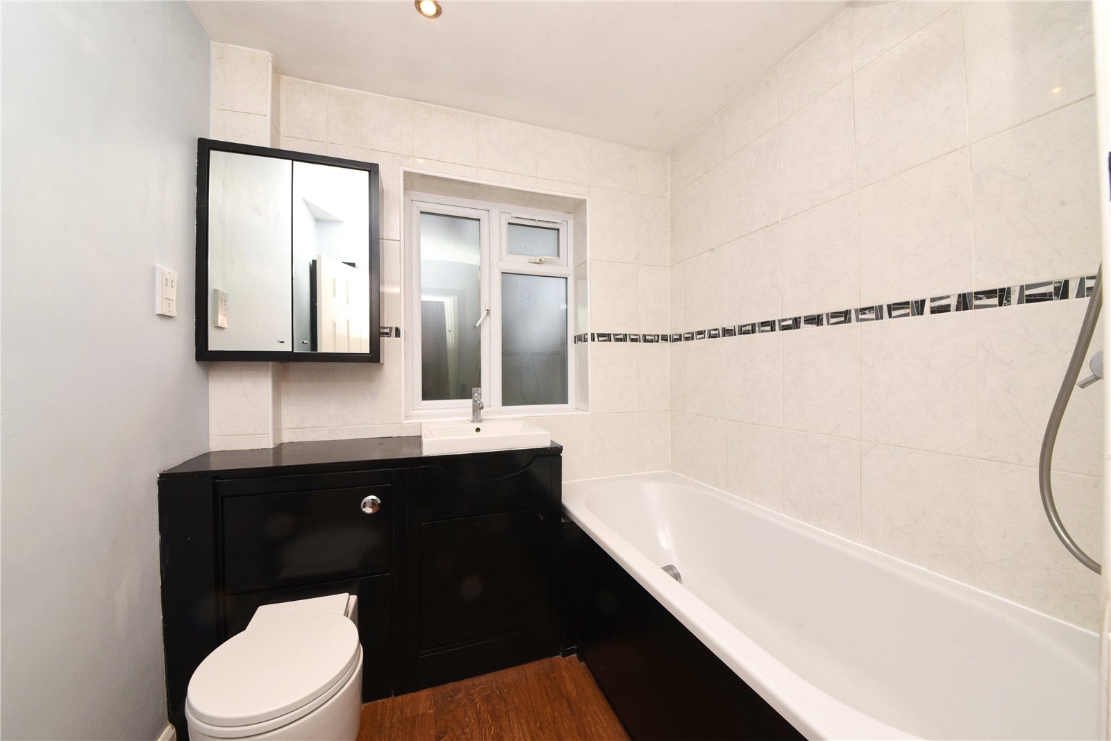 2 bed maisonette to rent in High Street, Bushey  - Property Image 3