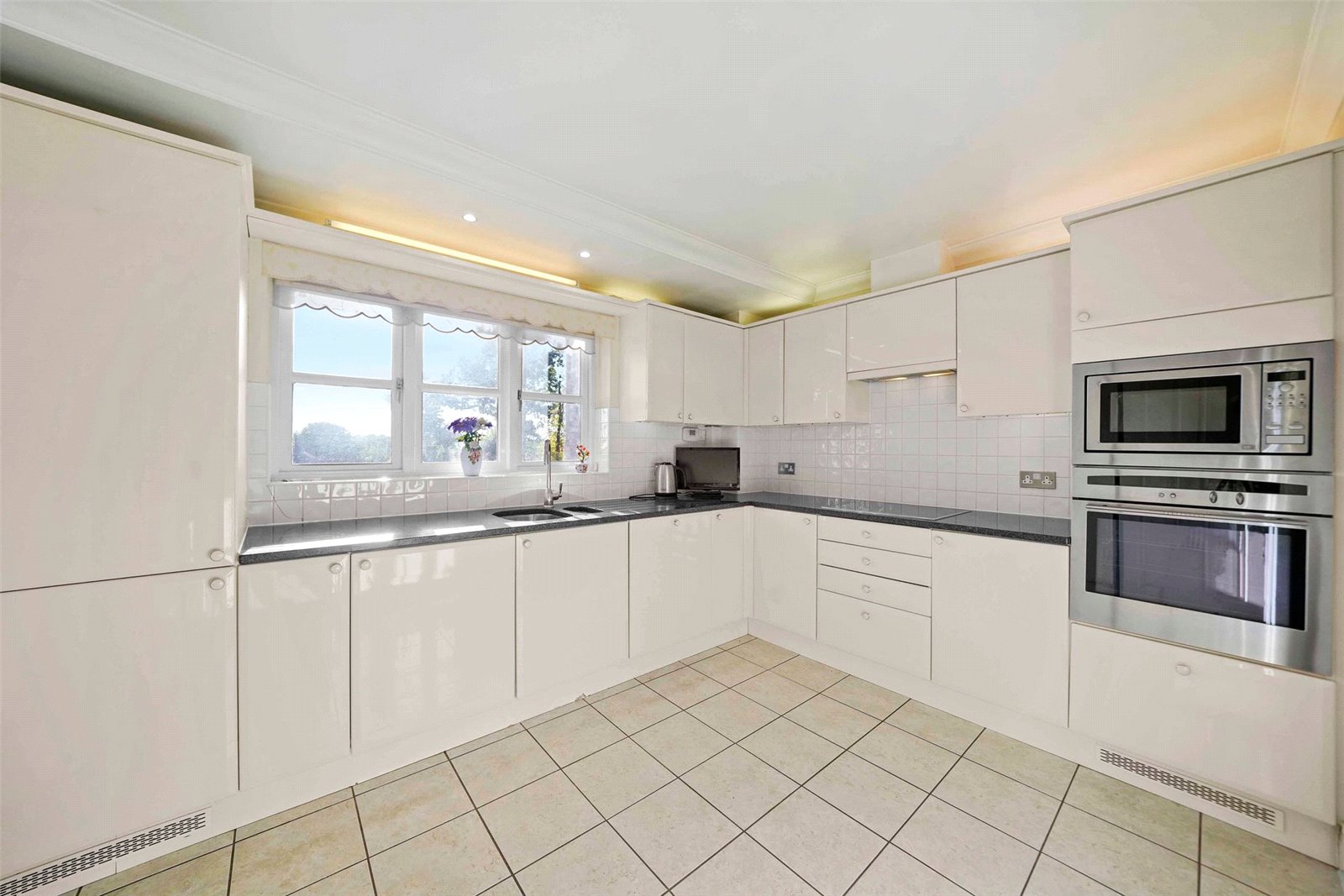 2 bed apartment to rent in High Road, Whetstone  - Property Image 1