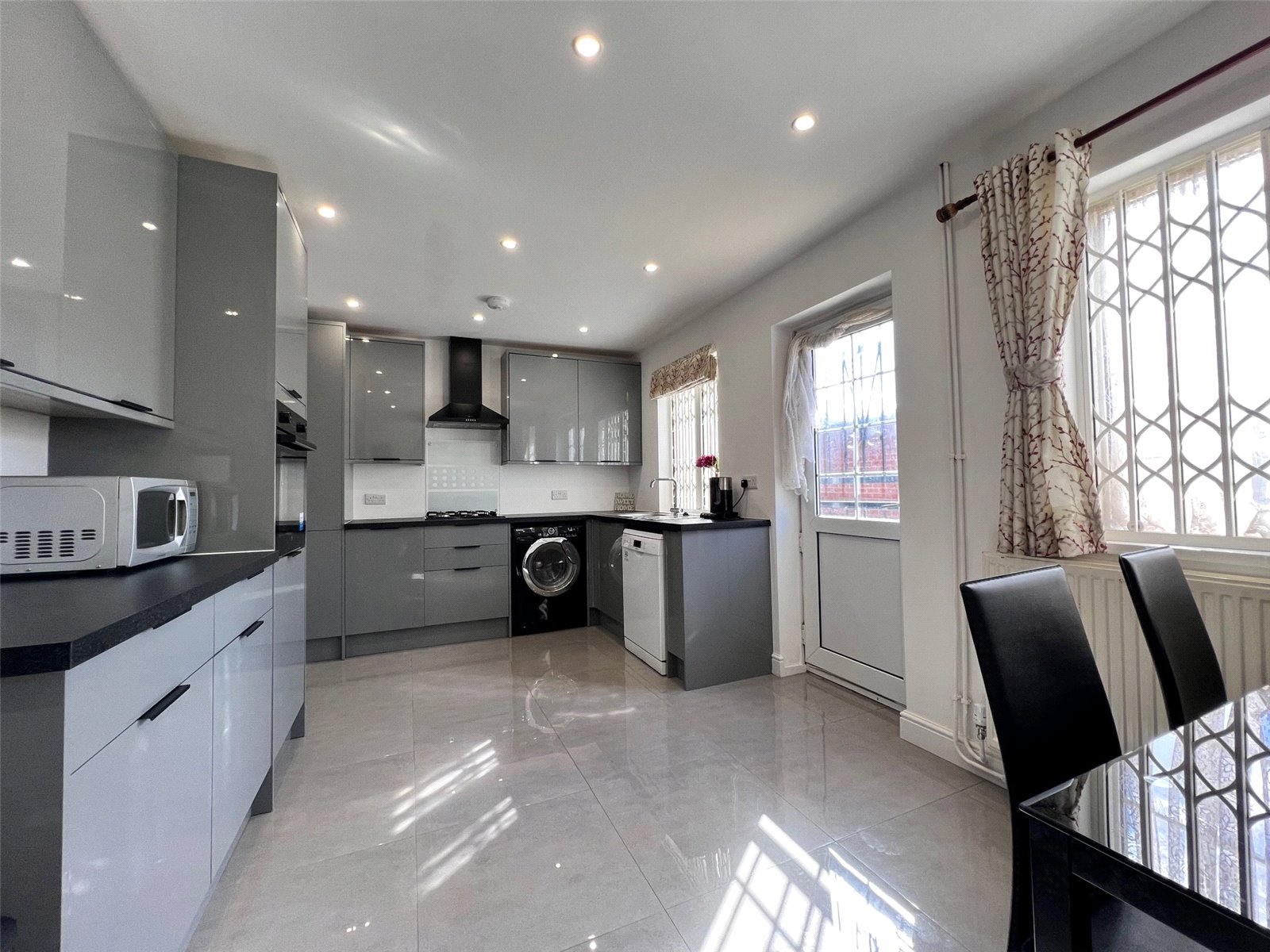 4 bed house to rent in Fordham Road, New Barnet - Property Image 1