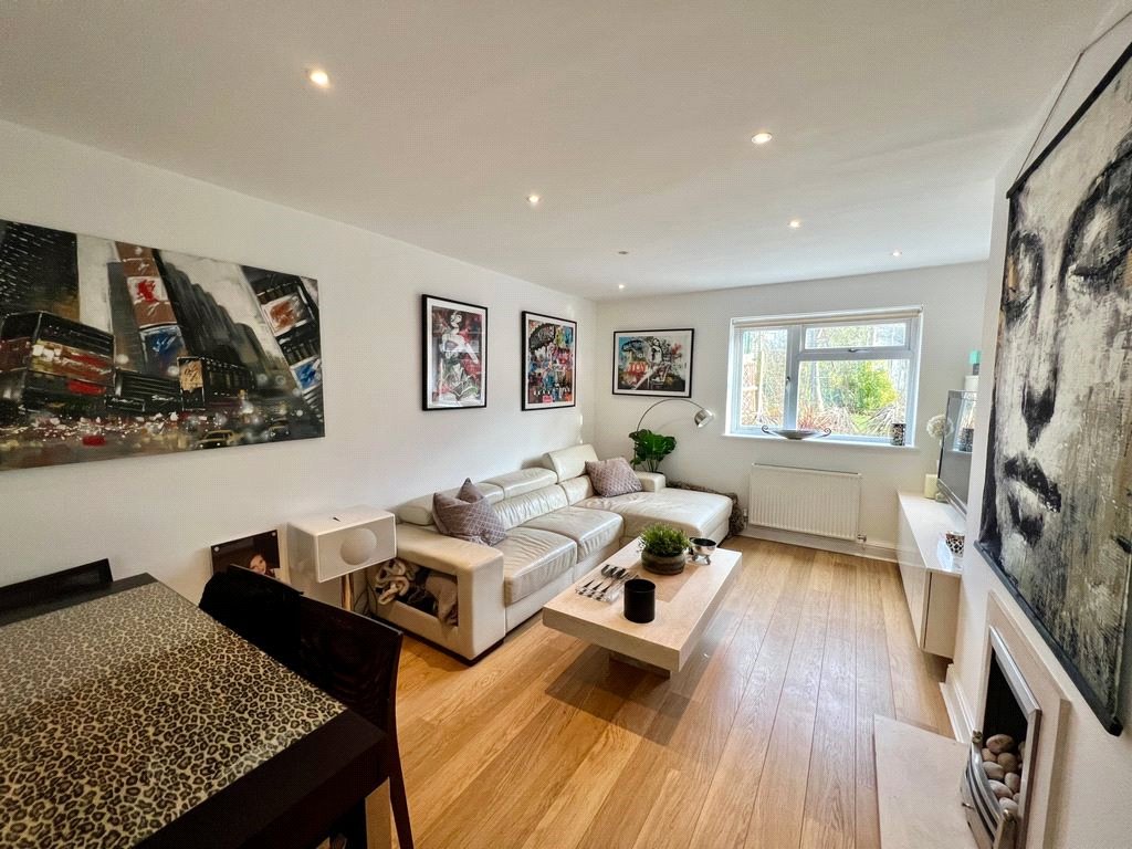 3 bed house for sale in Harcourt Road, Bushey  - Property Image 3