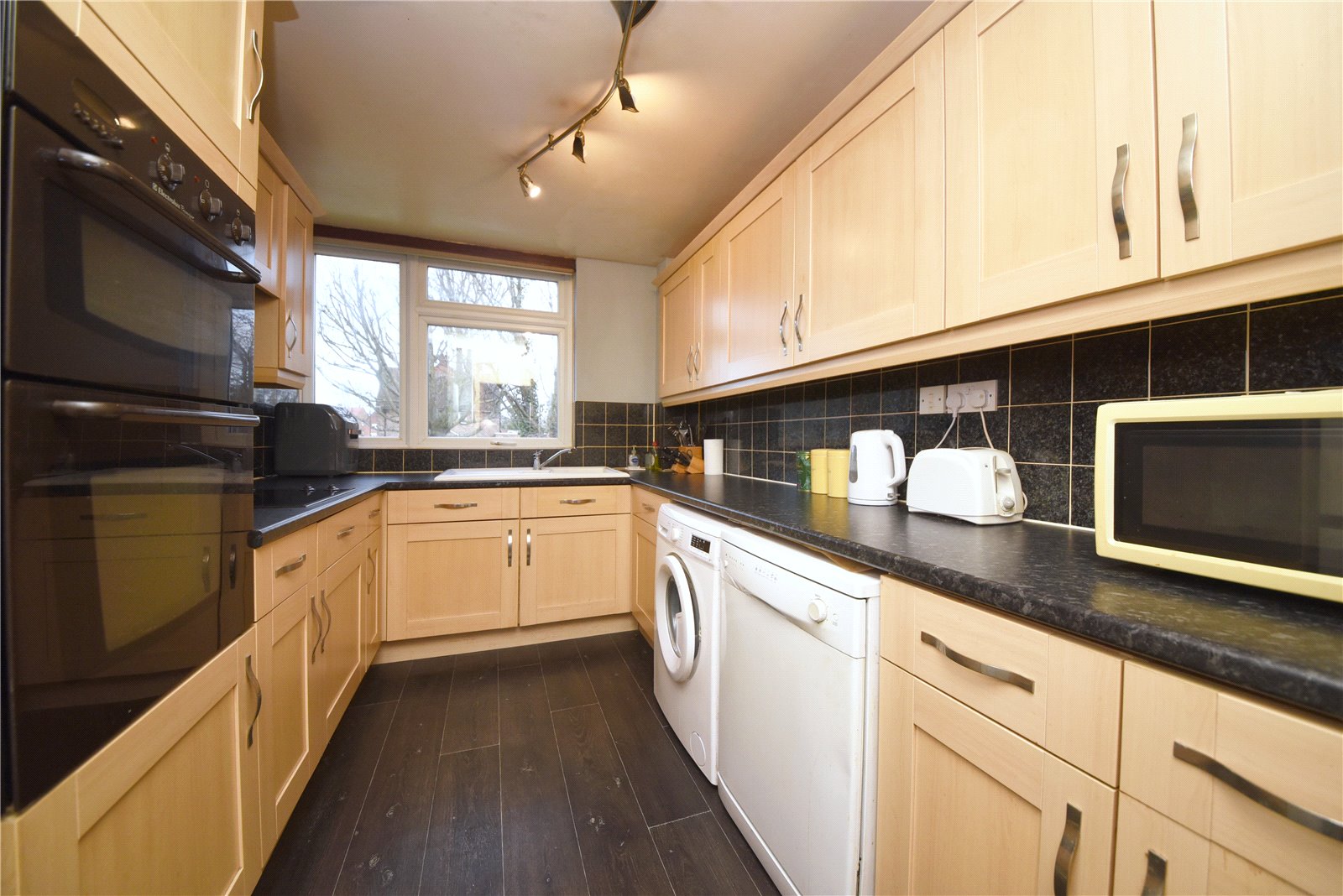 3 bed house for sale in Holtwhites Hill, Enfield  - Property Image 2