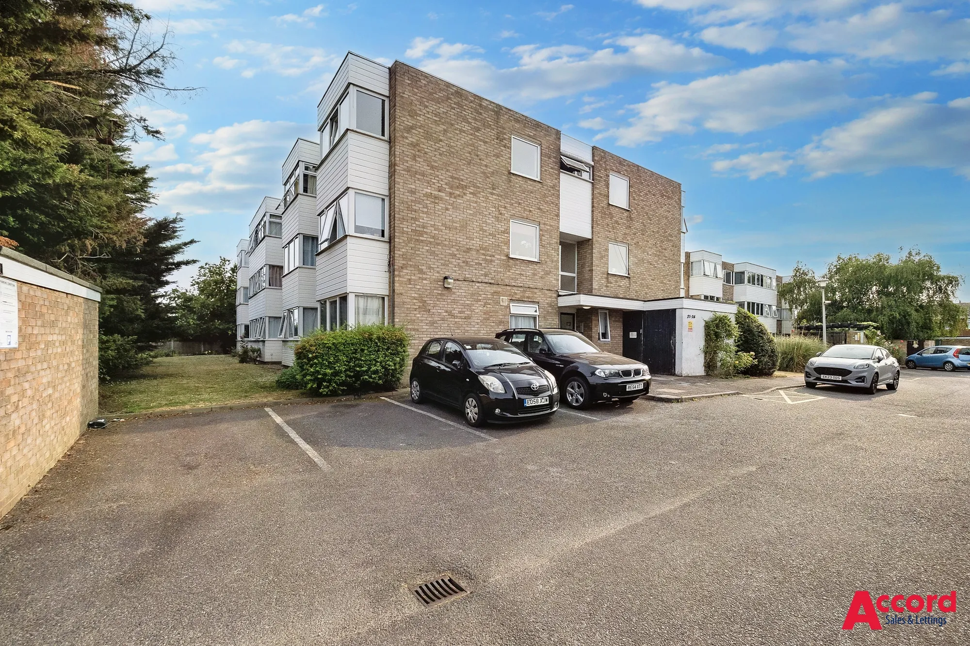 2 bed flat for sale in Winston Close, Romford  - Property Image 16