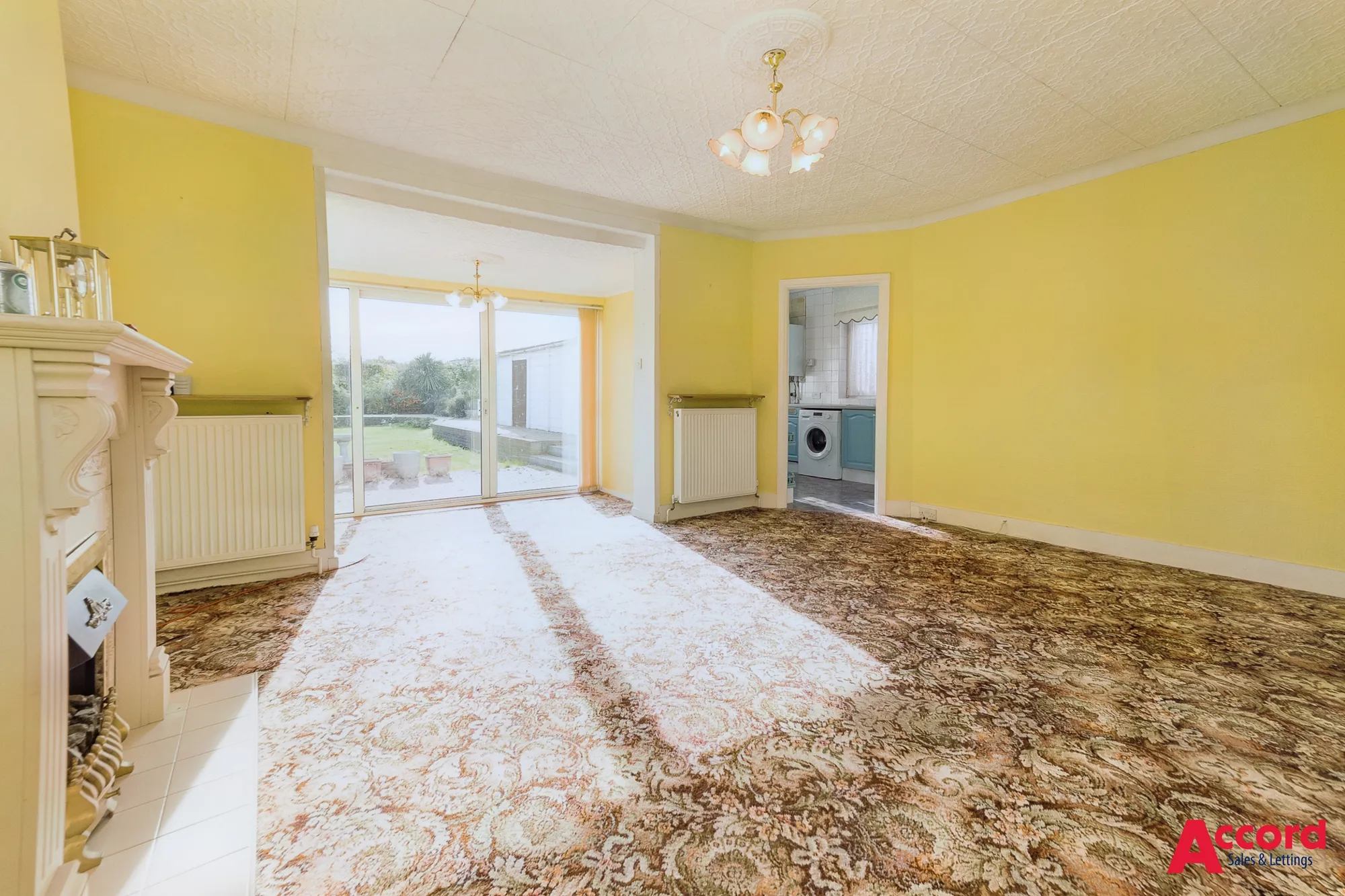 2 bed semi-detached bungalow for sale in Heather Close, Romford  - Property Image 3
