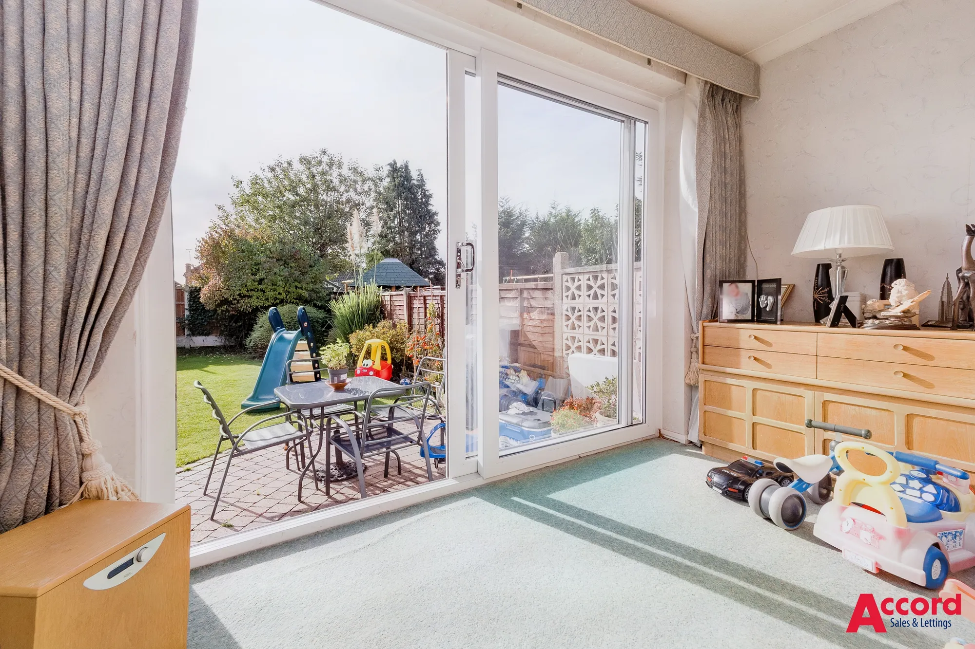 4 bed semi-detached house for sale in Eldred Gardens, Upminster  - Property Image 6