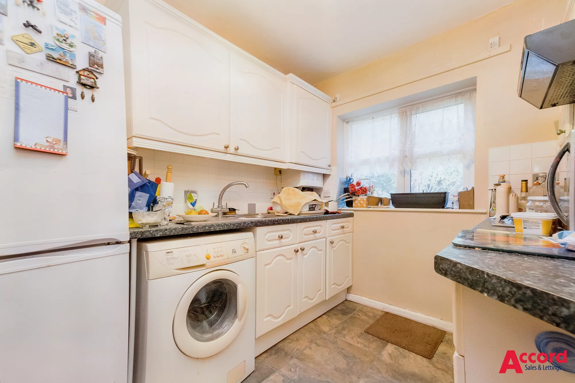 2 bed flat for sale in Abbs Cross Gardens, Hornchurch  - Property Image 4