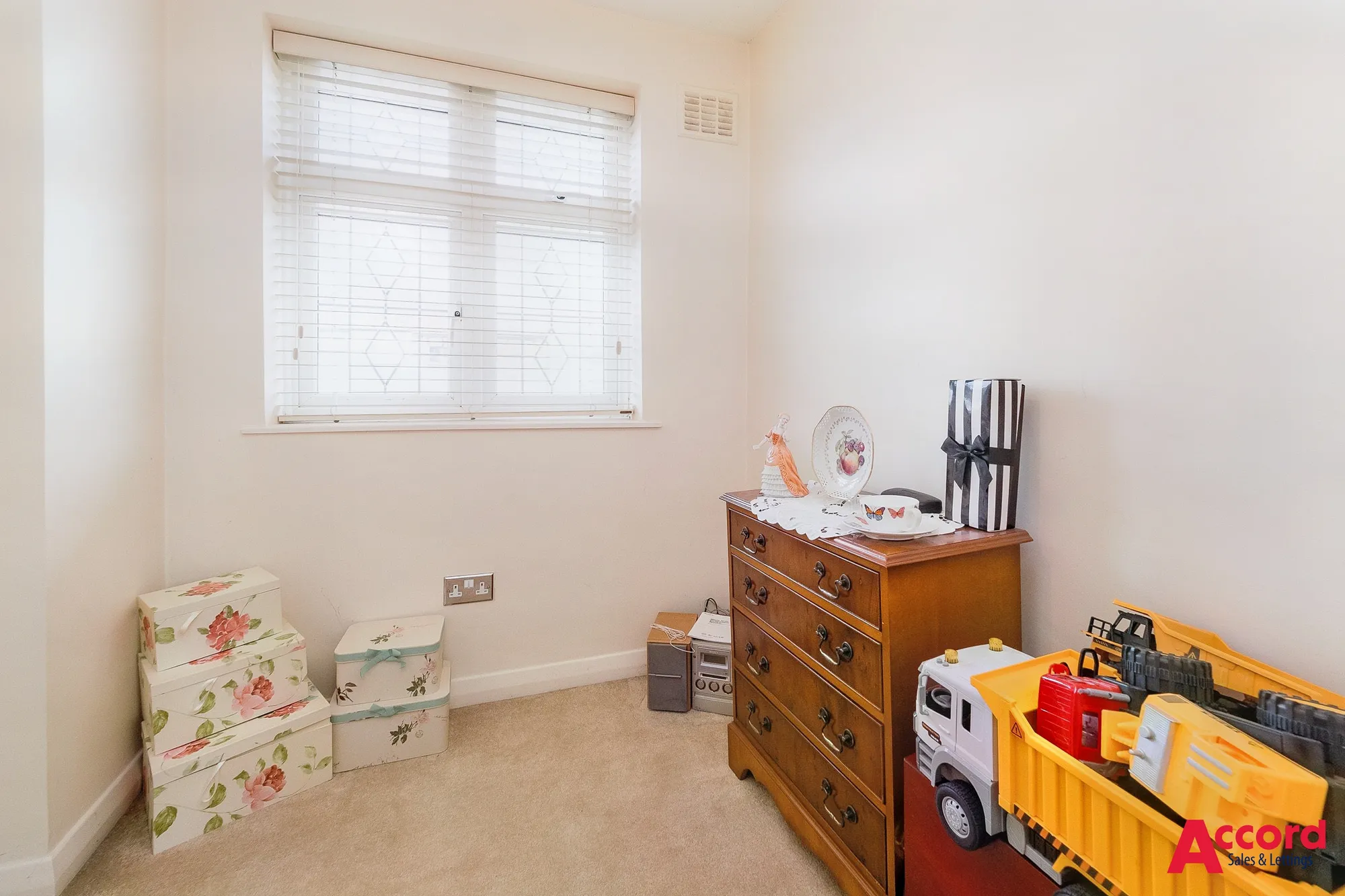 3 bed semi-detached house for sale in Glenton Way, Romford  - Property Image 13