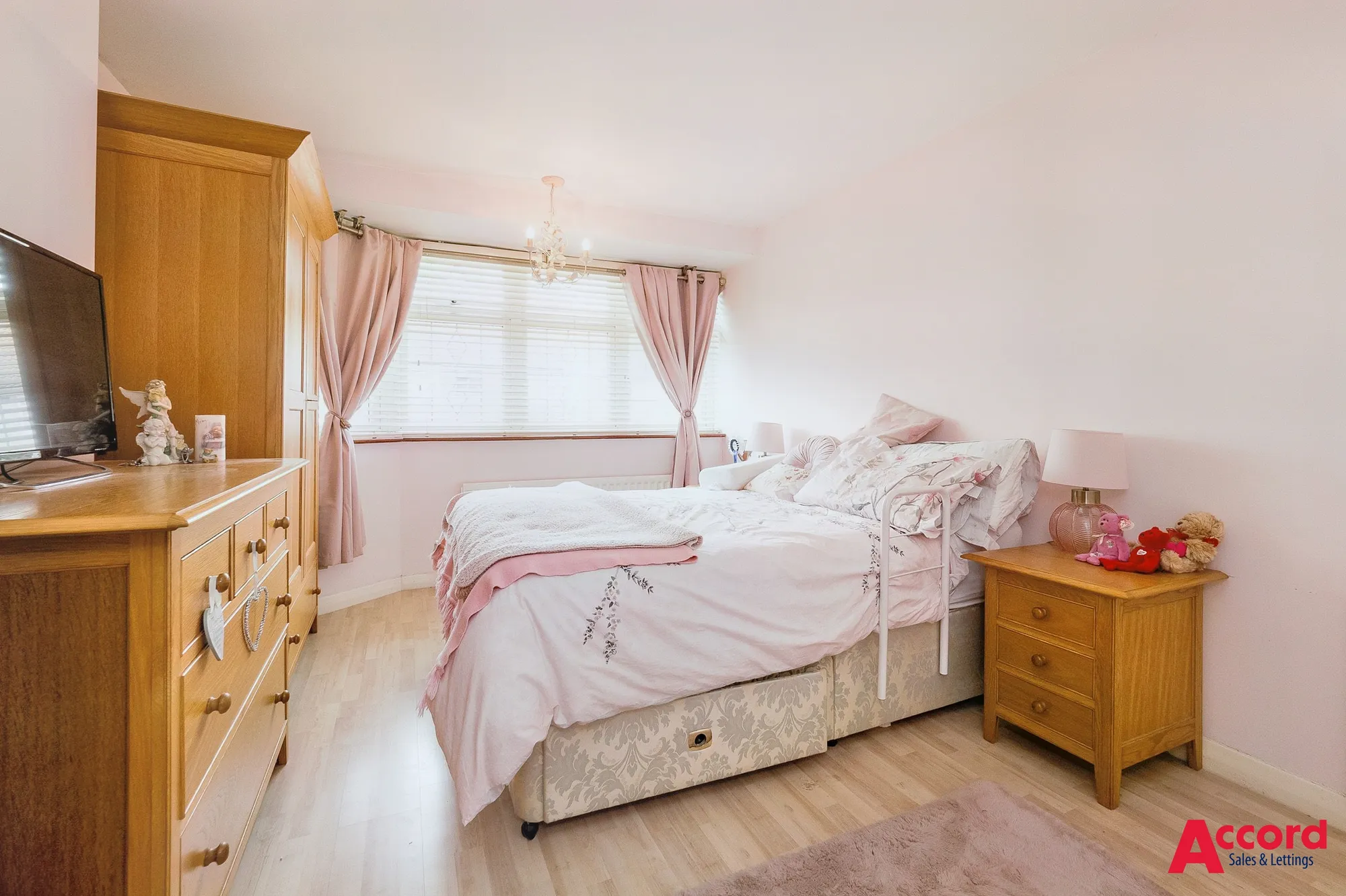 3 bed semi-detached house for sale in Glenton Way, Romford  - Property Image 10