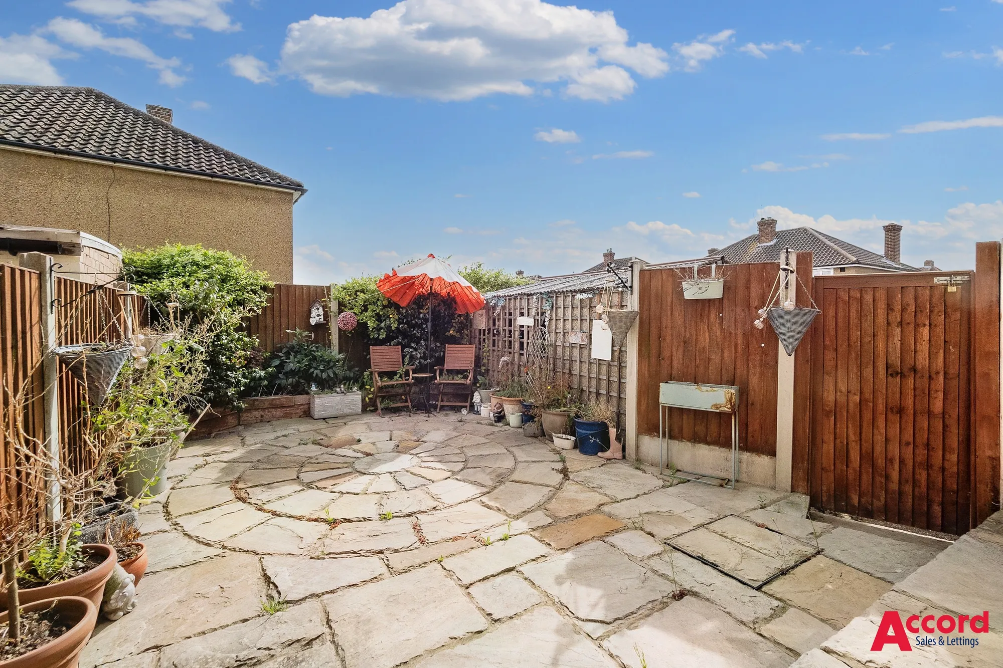 3 bed semi-detached house for sale in Glenton Way, Romford  - Property Image 2