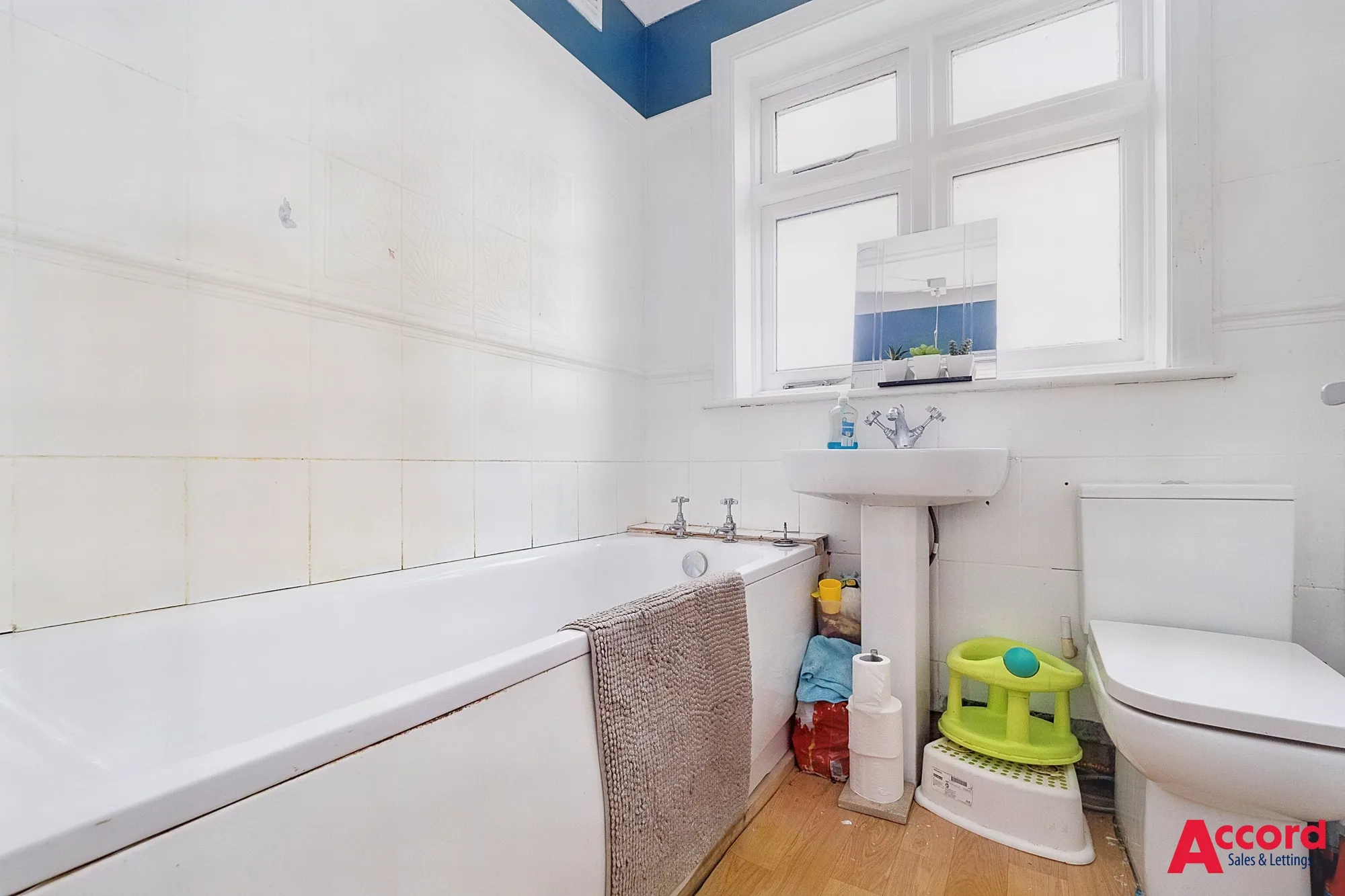 3 bed semi-detached house for sale in Cross Road, Romford  - Property Image 14