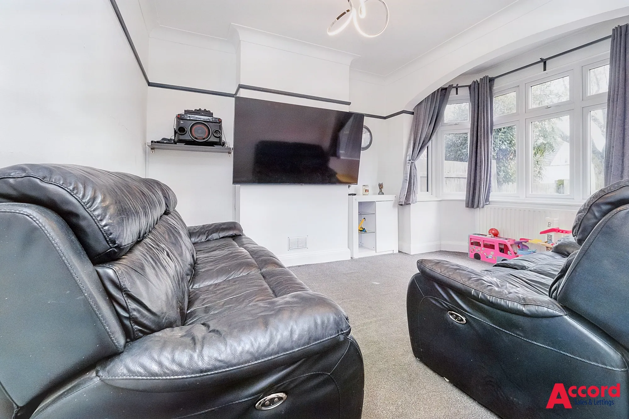3 bed semi-detached house for sale in Cross Road, Romford  - Property Image 2