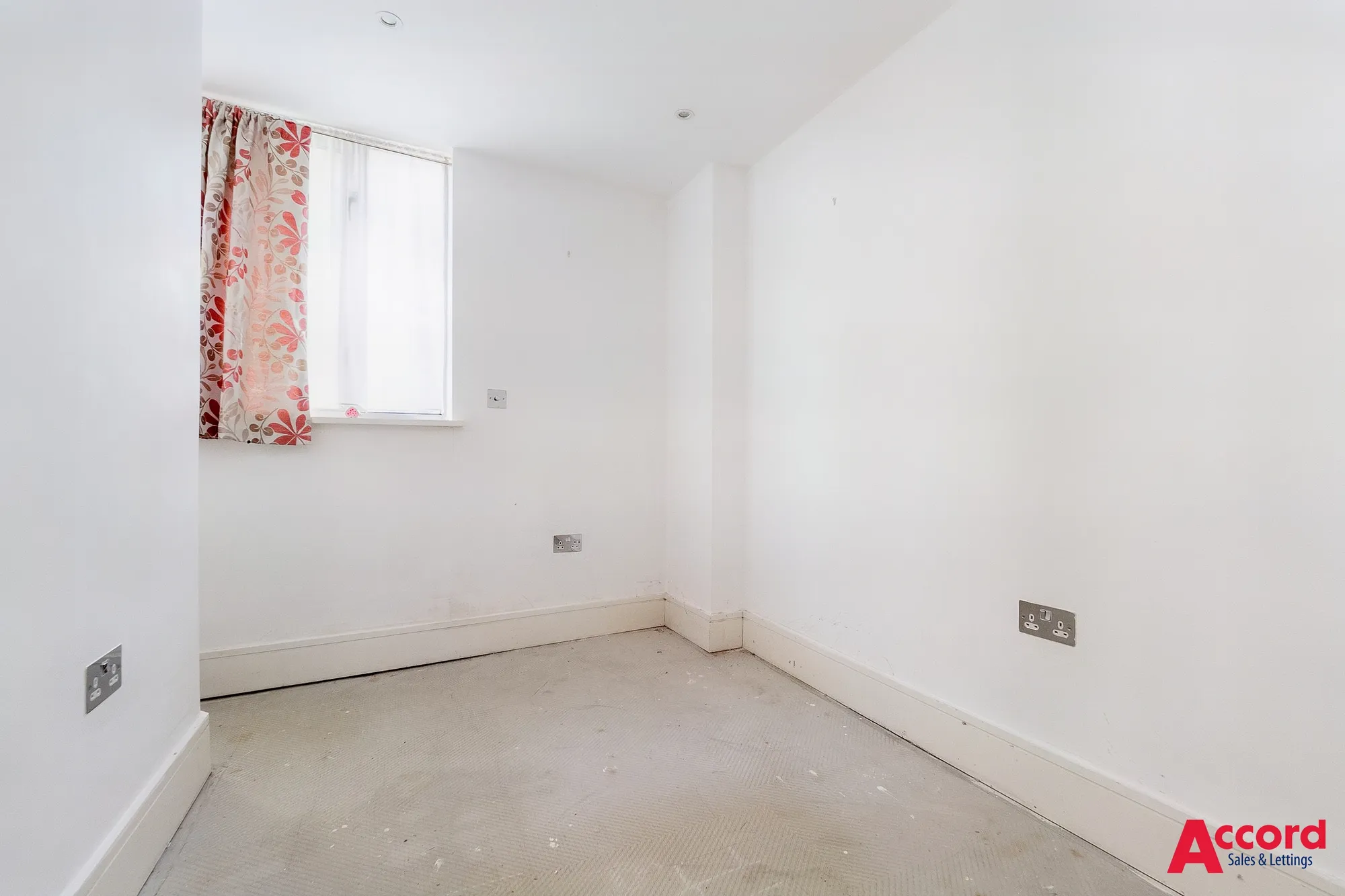 2 bed flat for sale in North Street, Romford  - Property Image 13