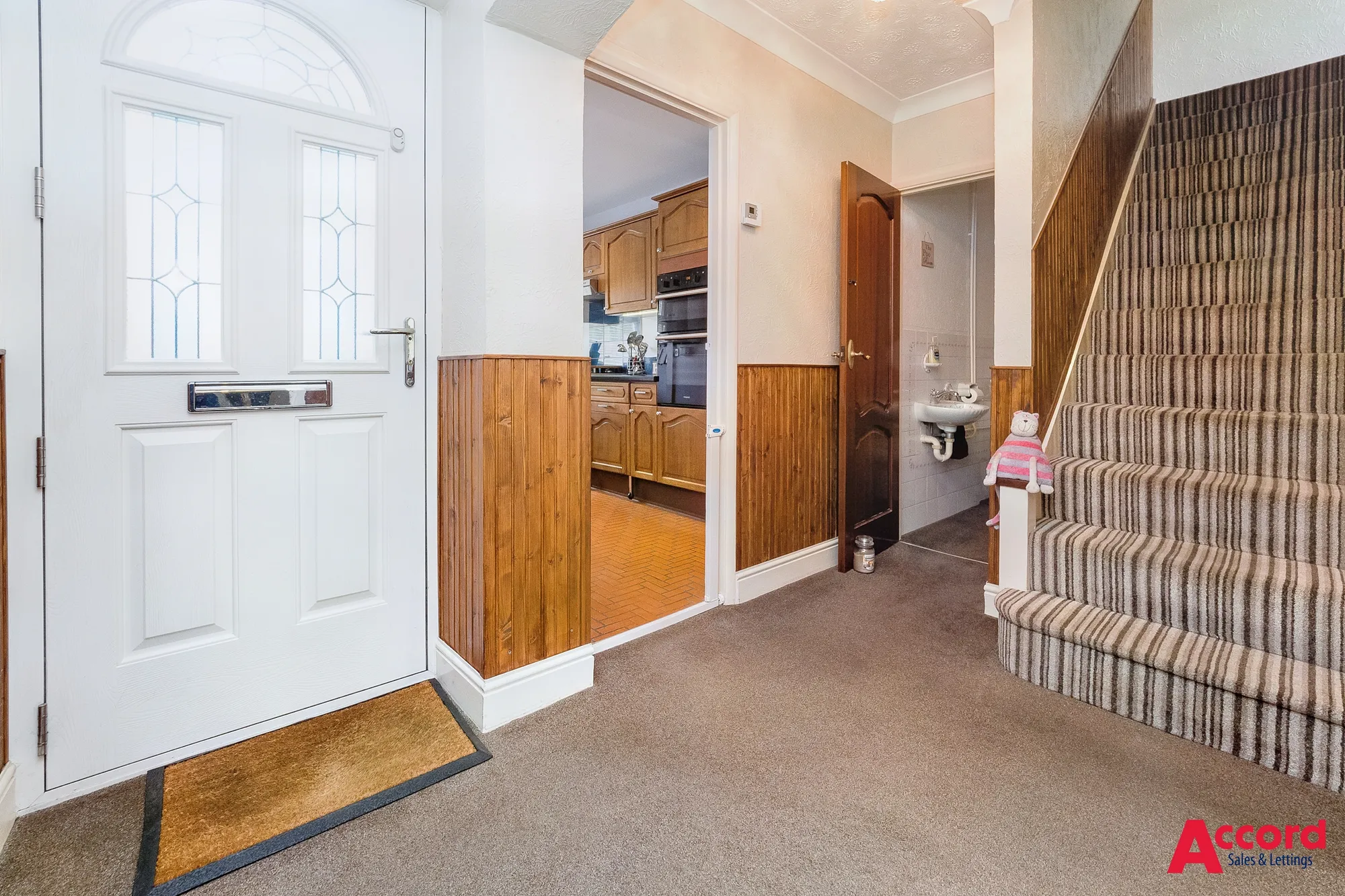 3 bed semi-detached house for sale in Wych Elm Close, Hornchurch  - Property Image 5
