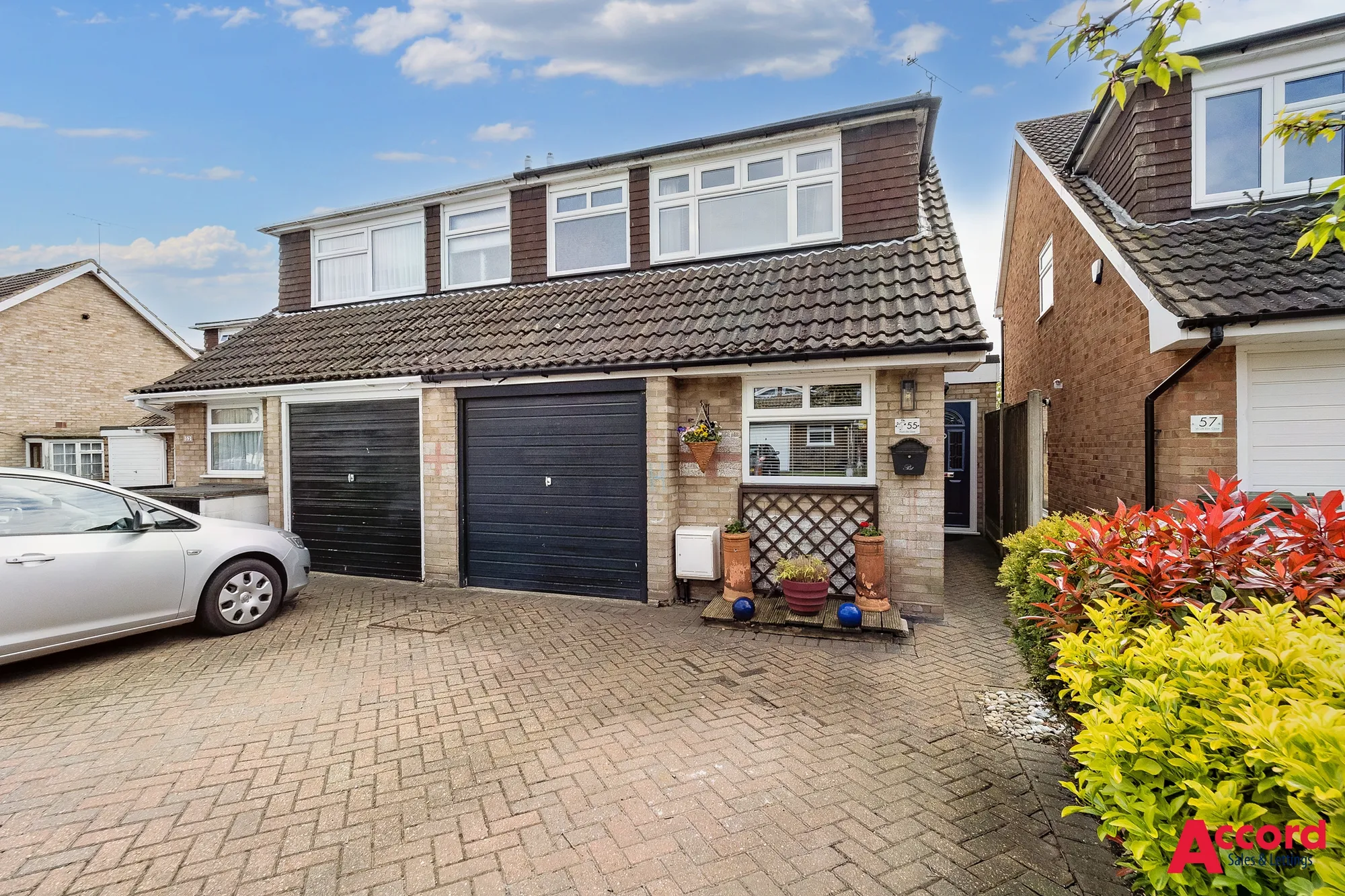 3 bed semi-detached house for sale in Wych Elm Close, Hornchurch - Property Image 1