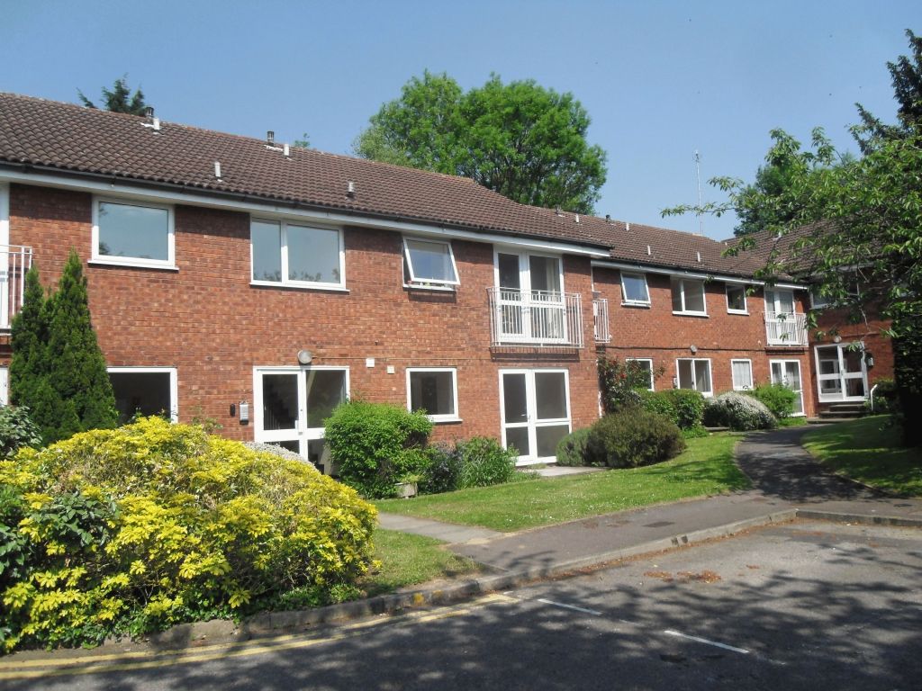 2 bed ground floor flat to rent in Blackmore Way, Uxbridge  - Property Image 1