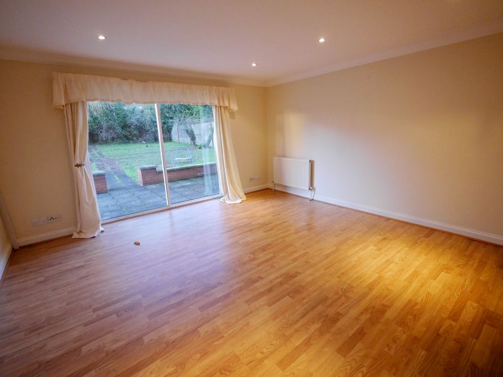 2 bed ground floor flat to rent in Hewens Road, Hillingdon  - Property Image 3