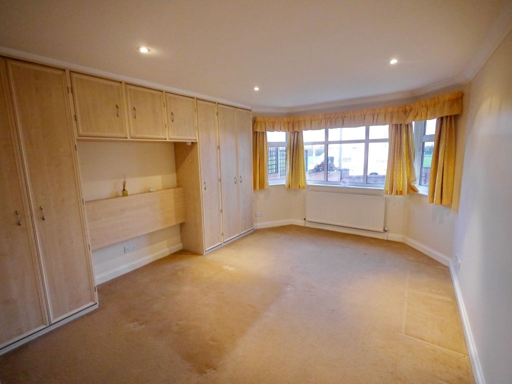 2 bed ground floor flat to rent in Hewens Road, Hillingdon  - Property Image 5
