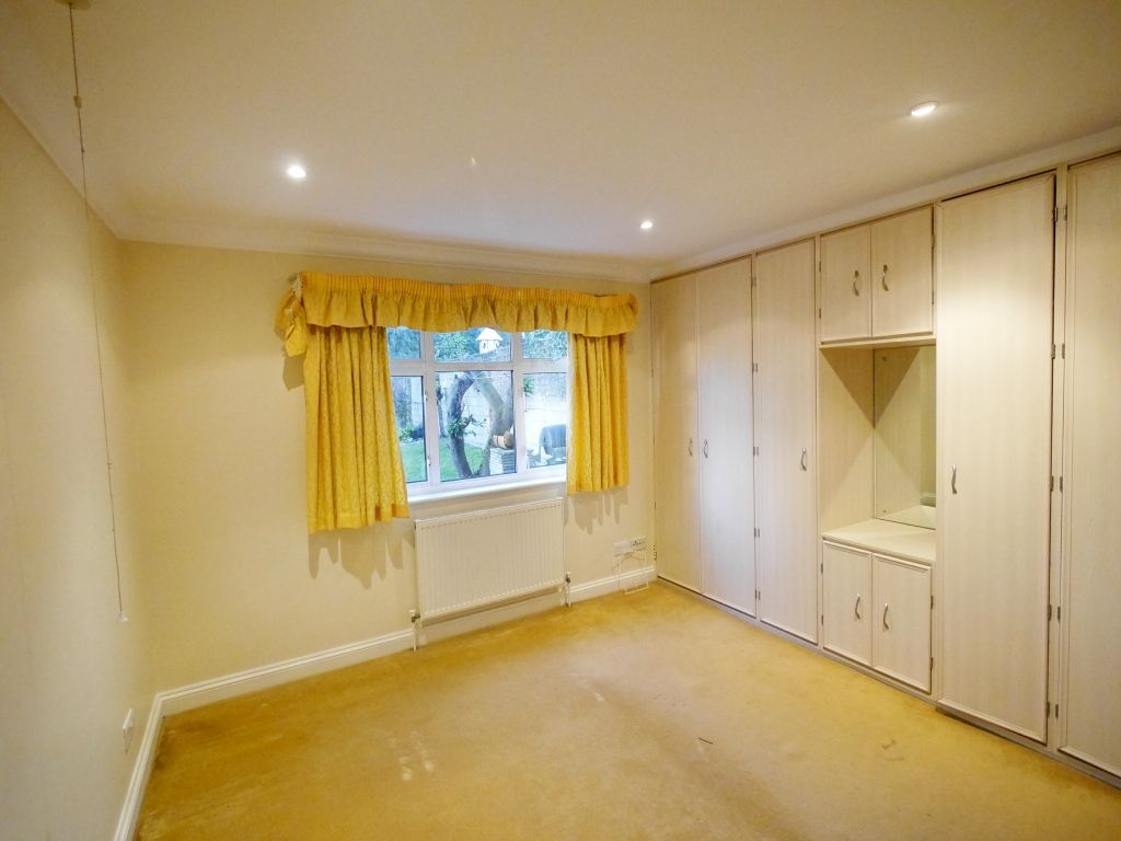 2 bed ground floor flat to rent in Hewens Road, Hillingdon  - Property Image 6