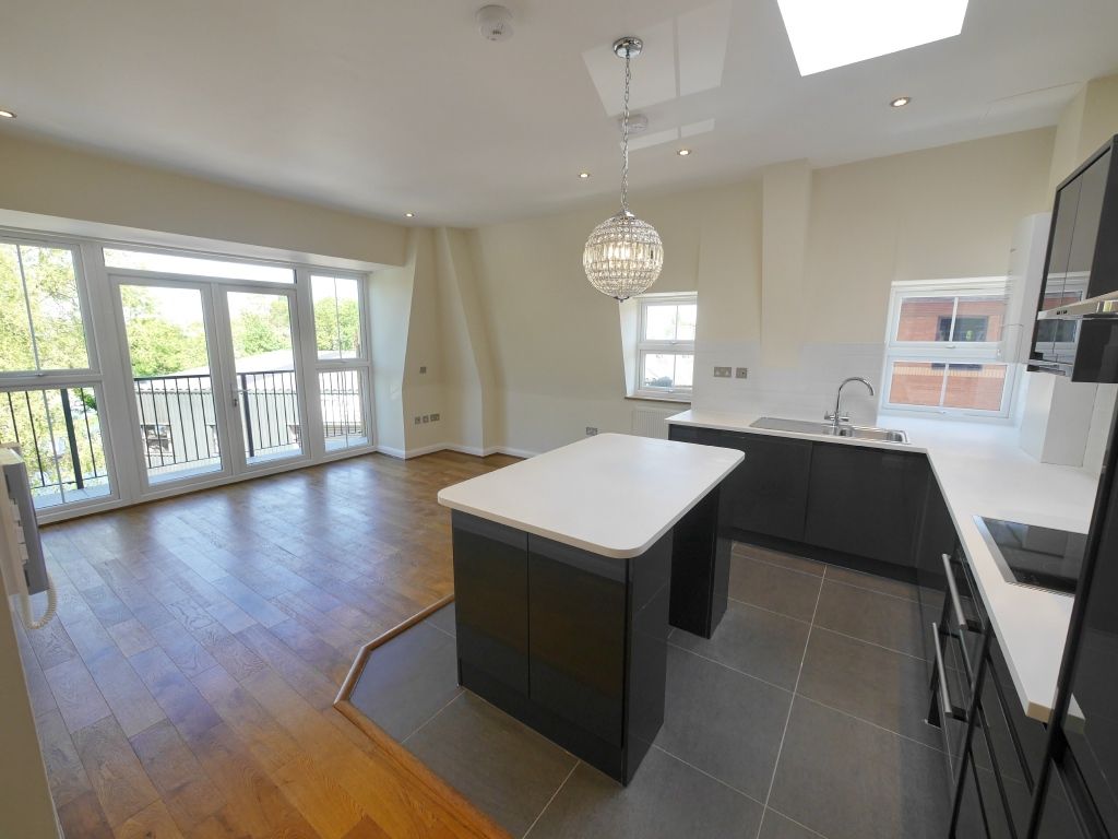 2 bed flat to rent in Rockingham Road, Uxbridge  - Property Image 2